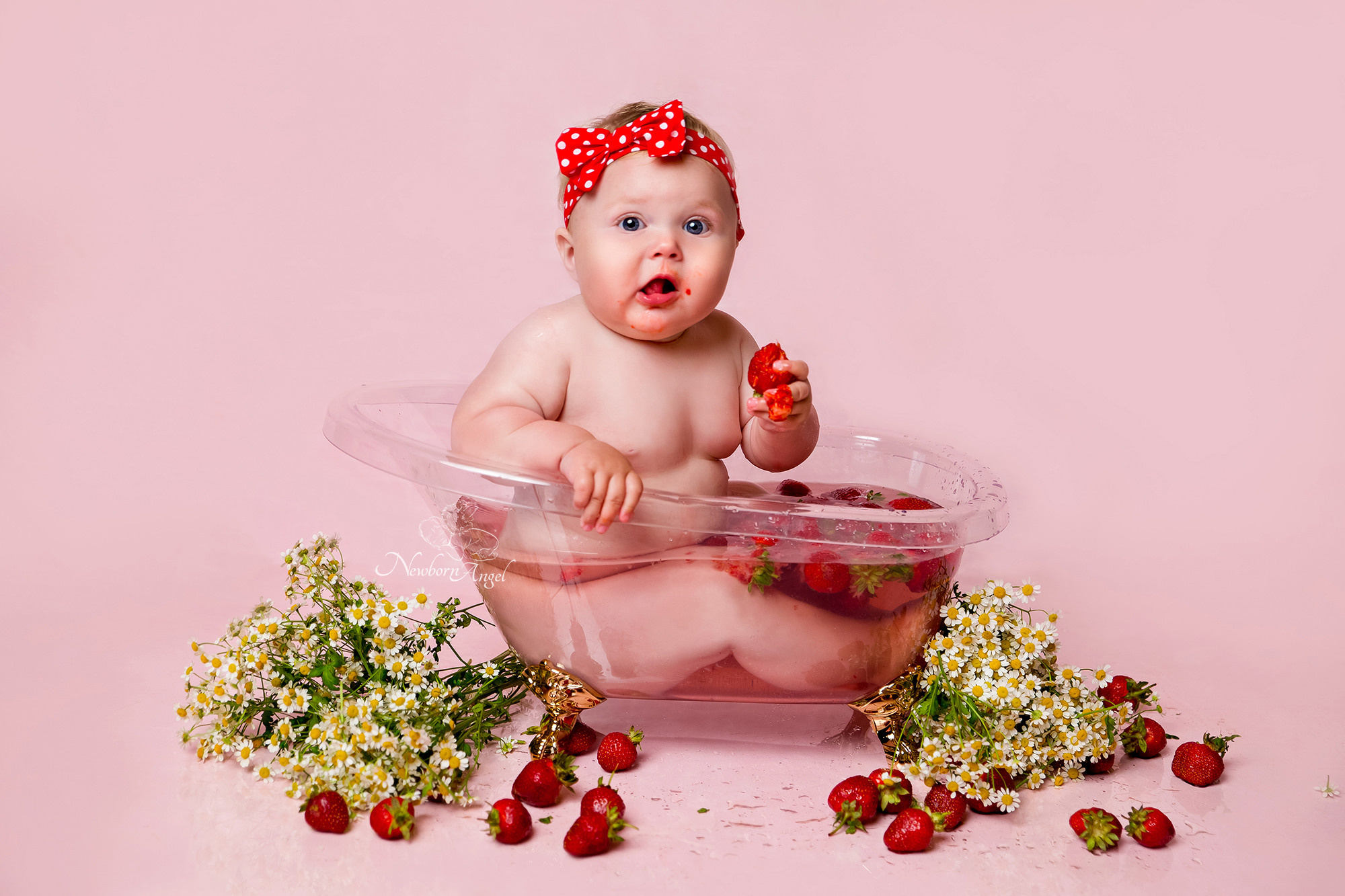 Купание в ванночке на фотосессии в годик