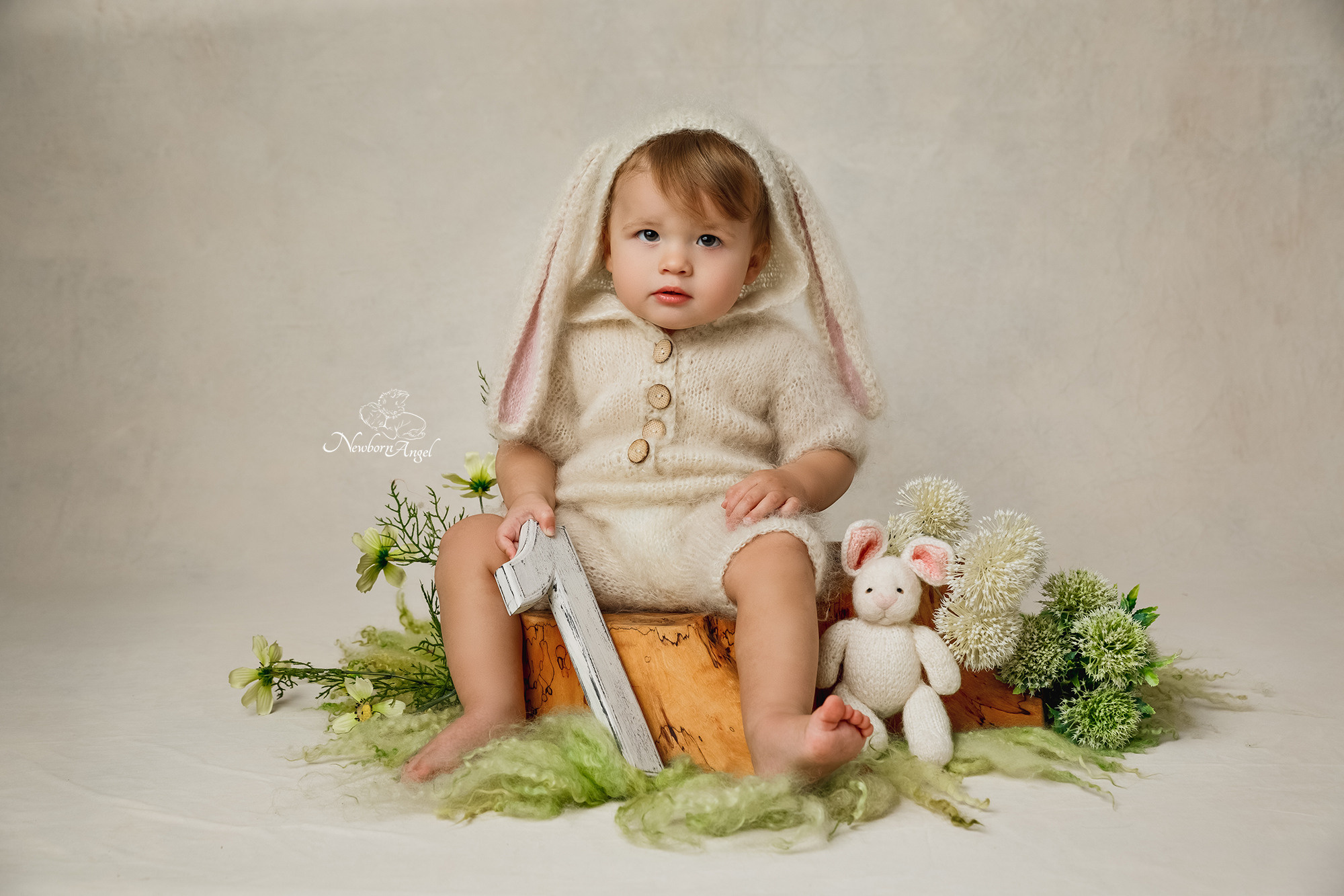 Малыш в костюме зайчика