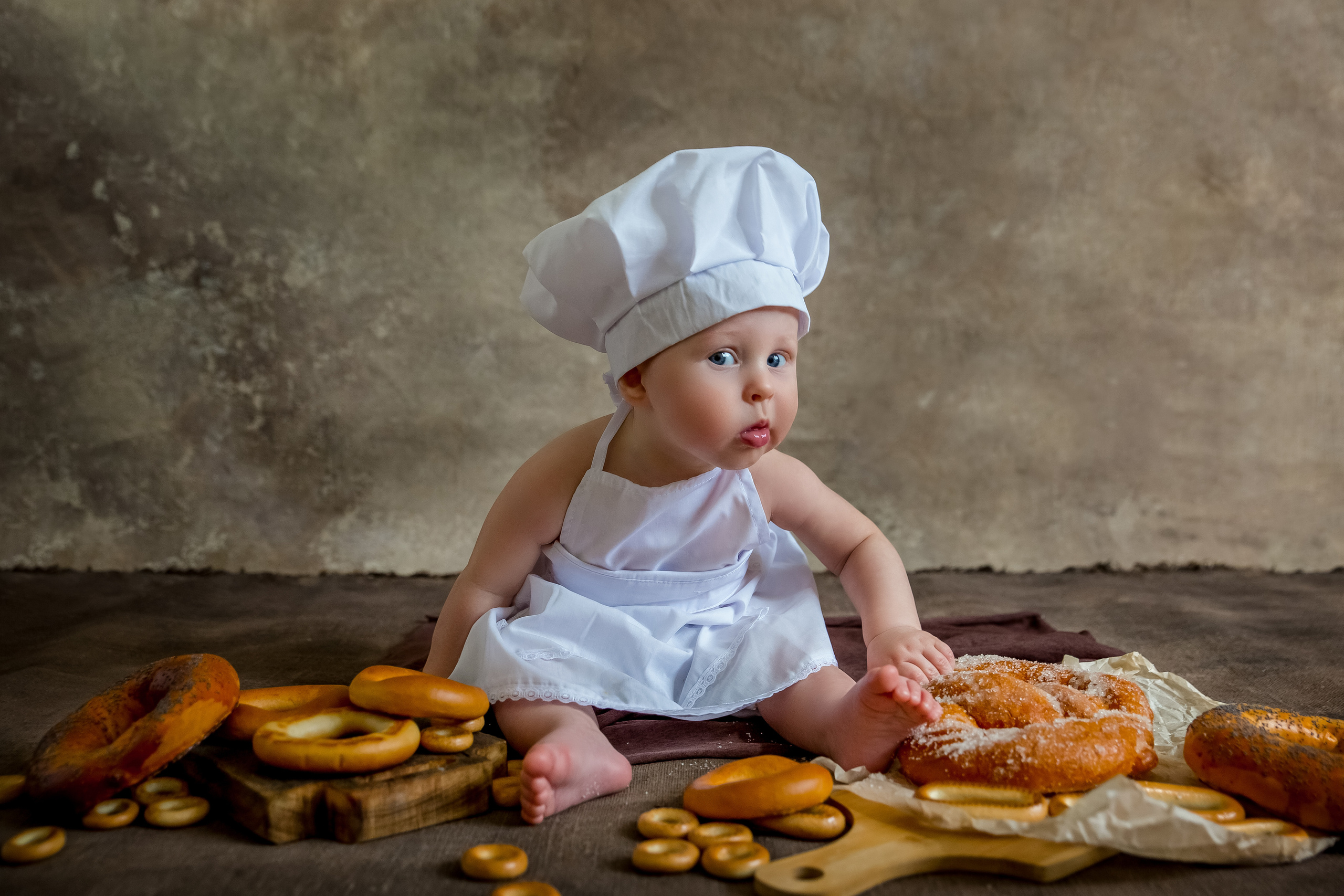 Малыш в образе поваренка на фотосессии