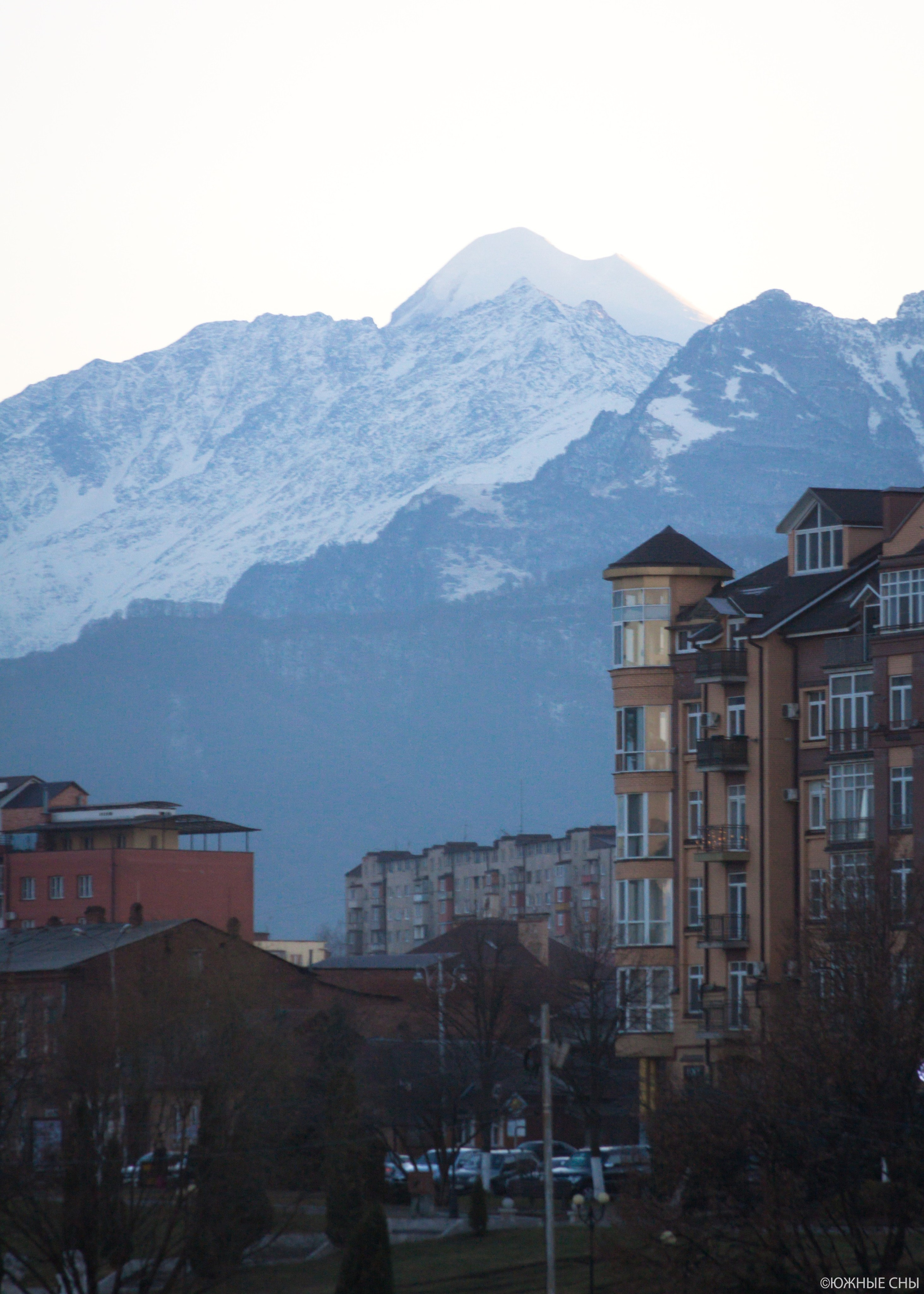 Вид на вершину горы Казбек из Владикавказа