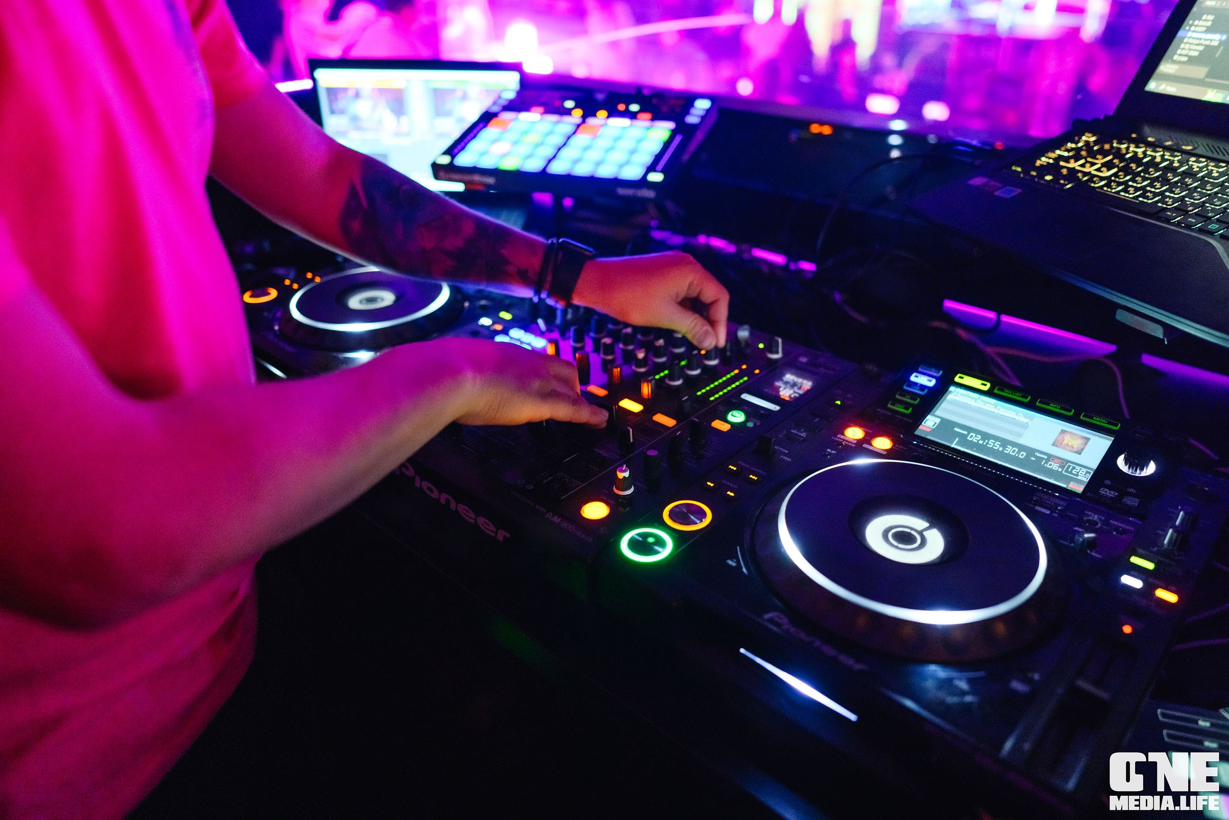 Фоторепортаж из караоке-клуба Эйфория. One Media Life: фоторепортажи, фотоотчеты с мероприятий и заведений