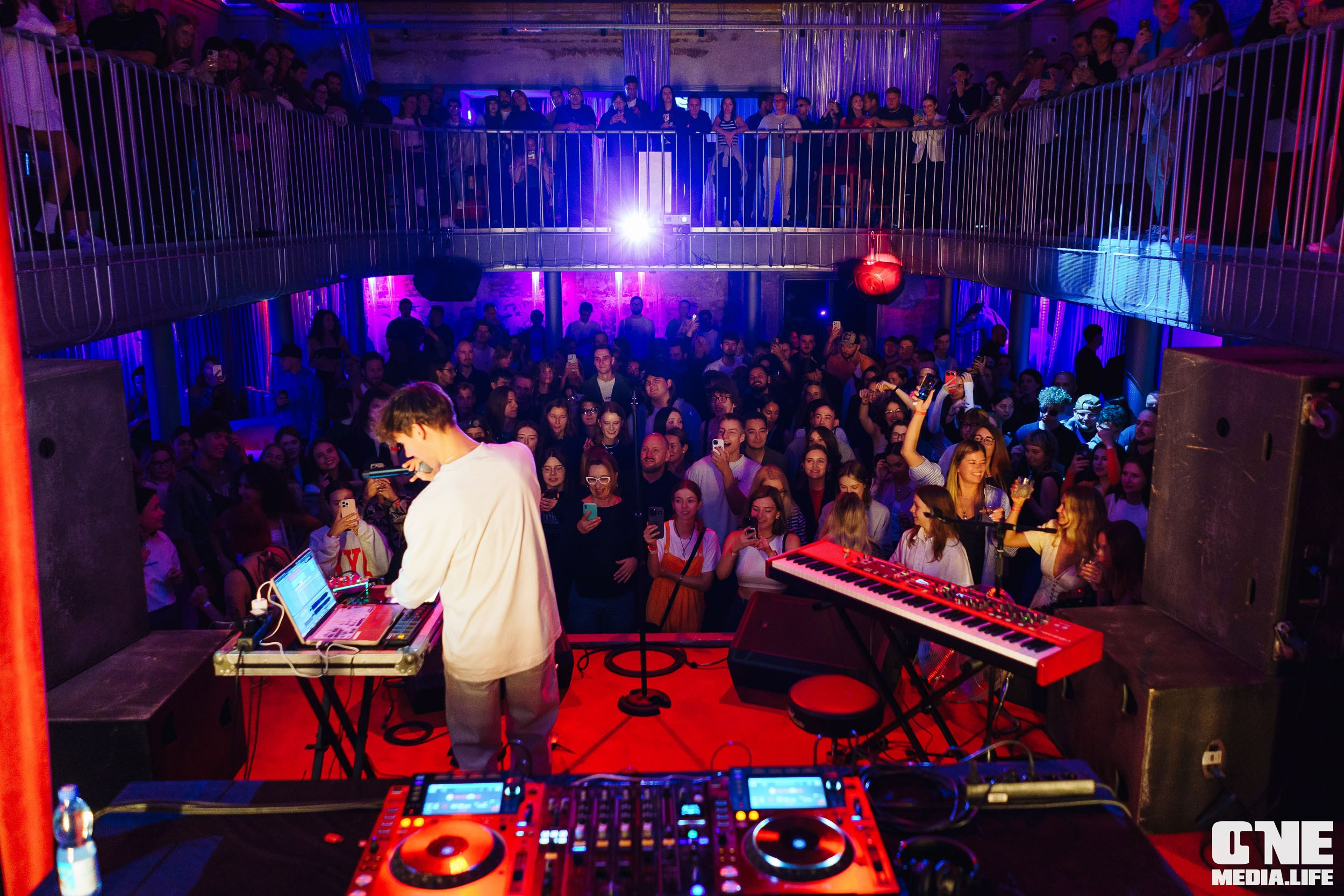 Фоторепортаж из клуба UNIVERSAL. One Media Life: фоторепортажи, фотоотчеты с мероприятий и заведений
