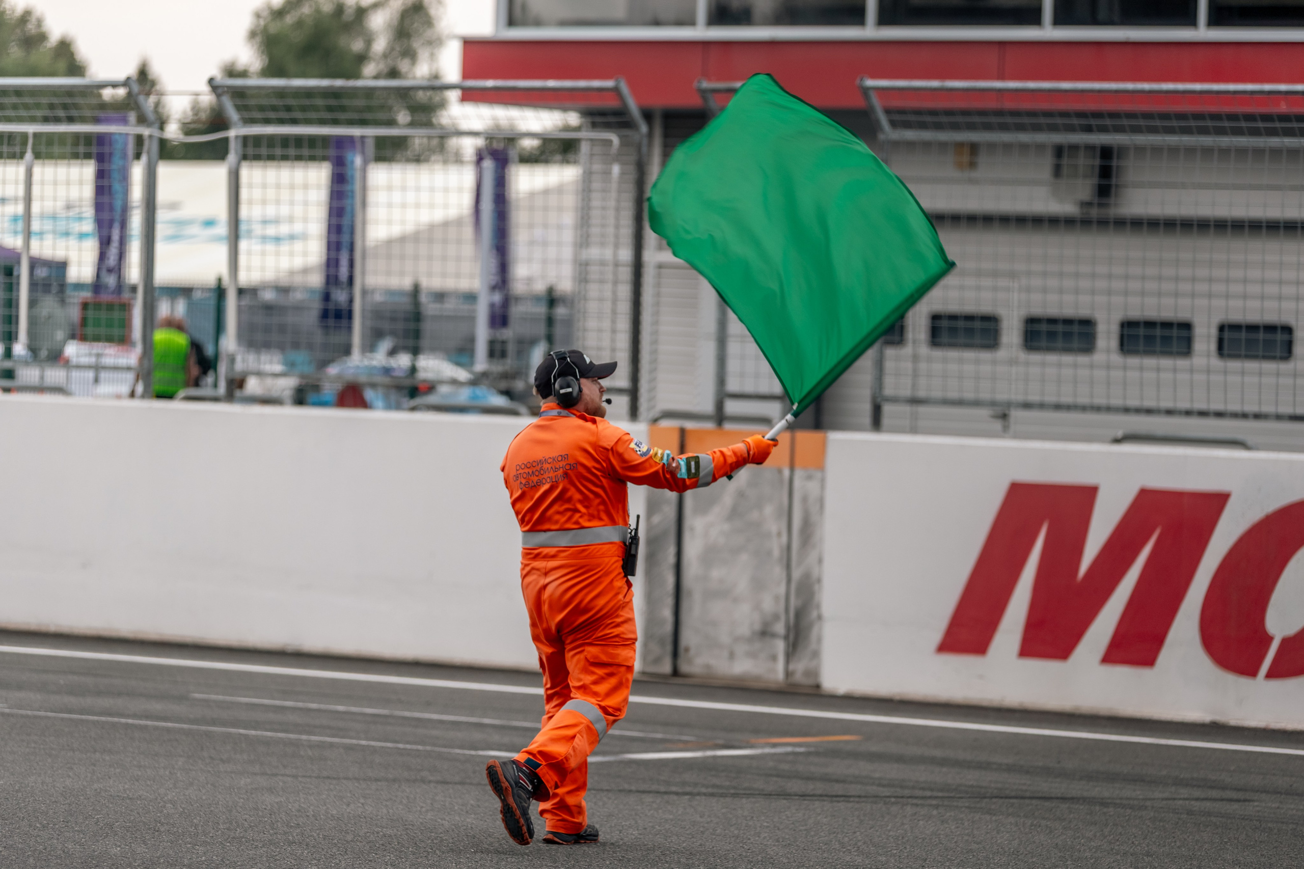 Кто такие маршалы на автогонках: невидимые герои автоспорта