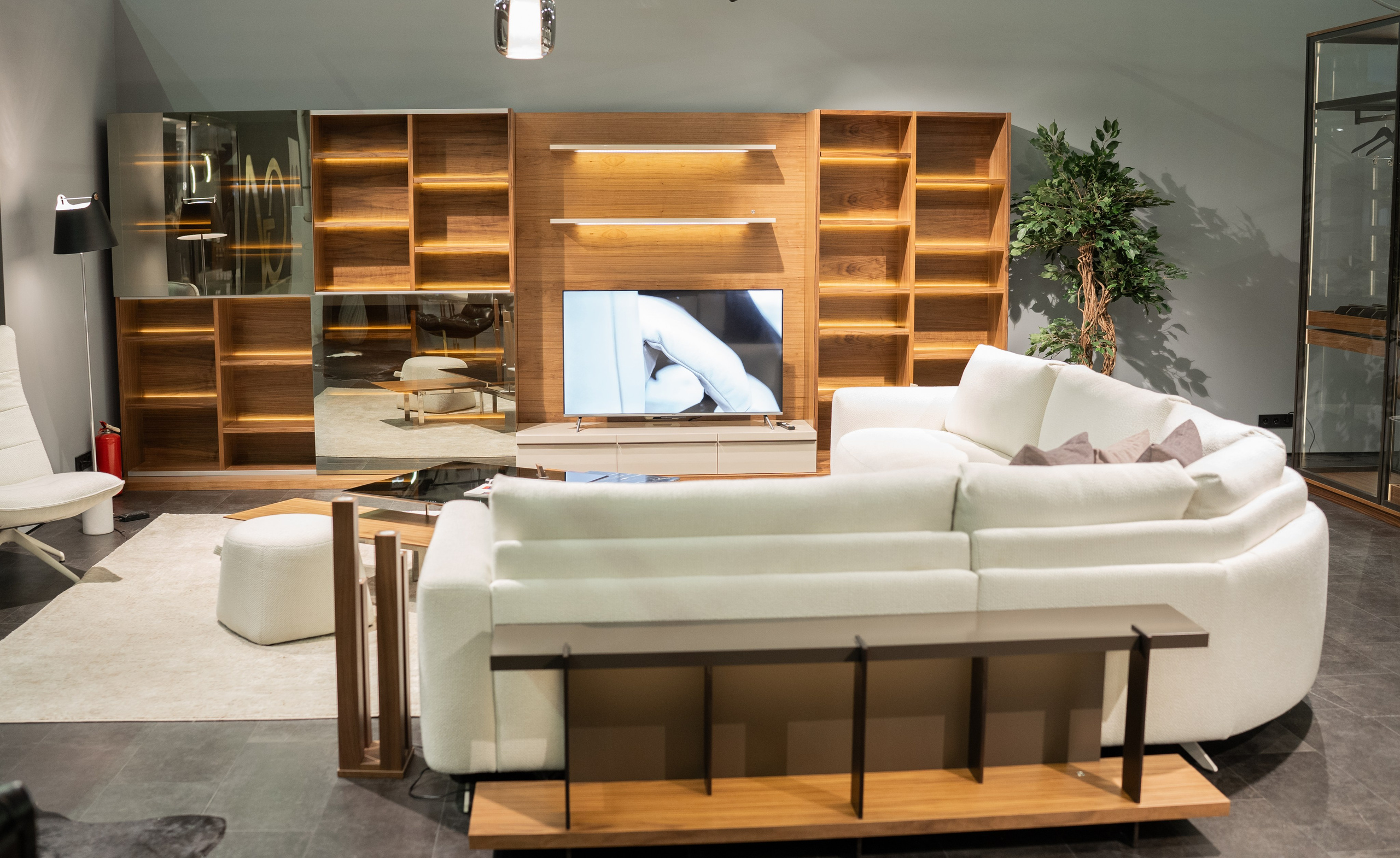 Разработка логотипа, фирменного стиля, создание коллекции мебели и предметов декора, дизайн-проект шоурумов с нуля