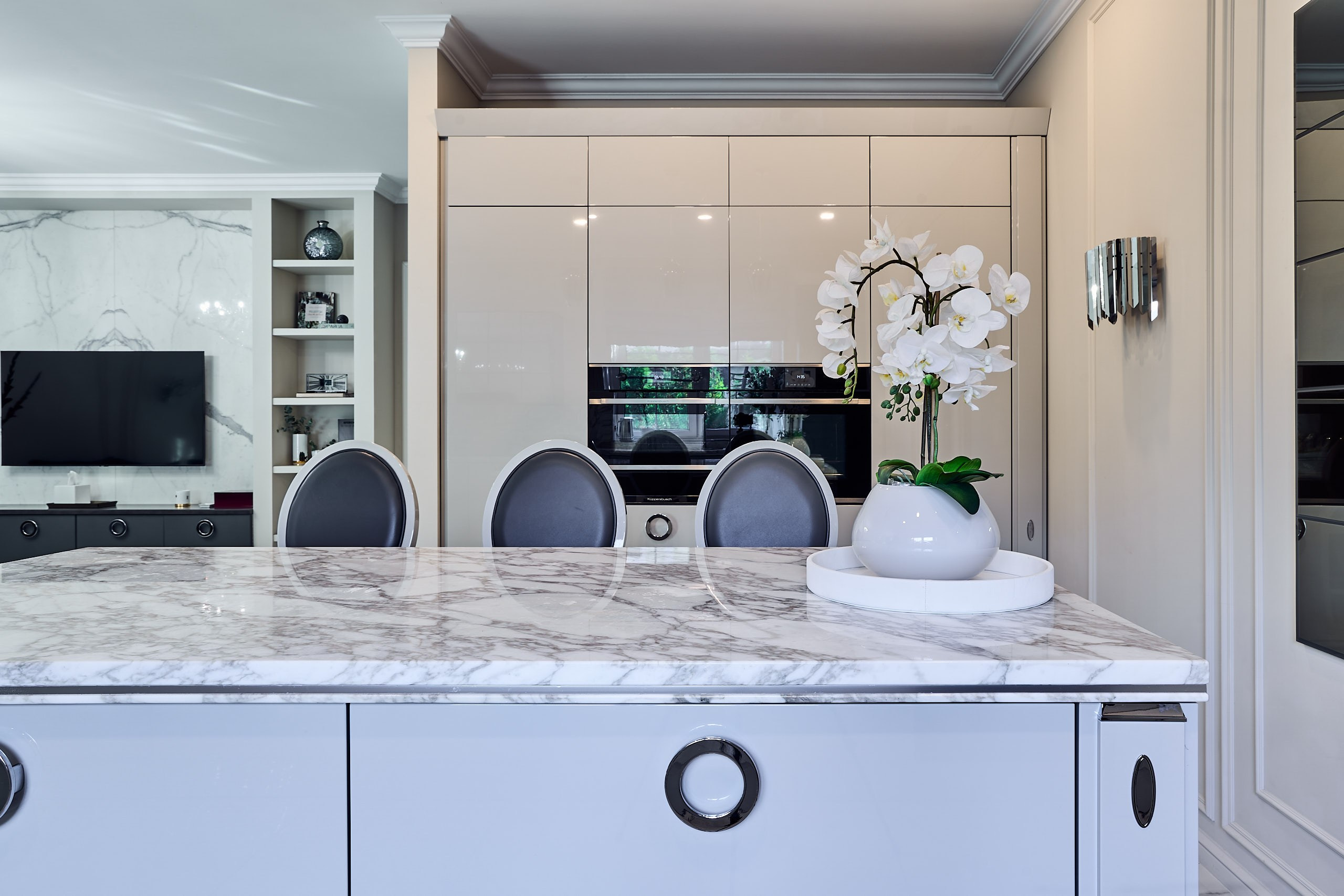 Фрагмент интерьерной съемки таунхауса в Московской области с островом на кухне