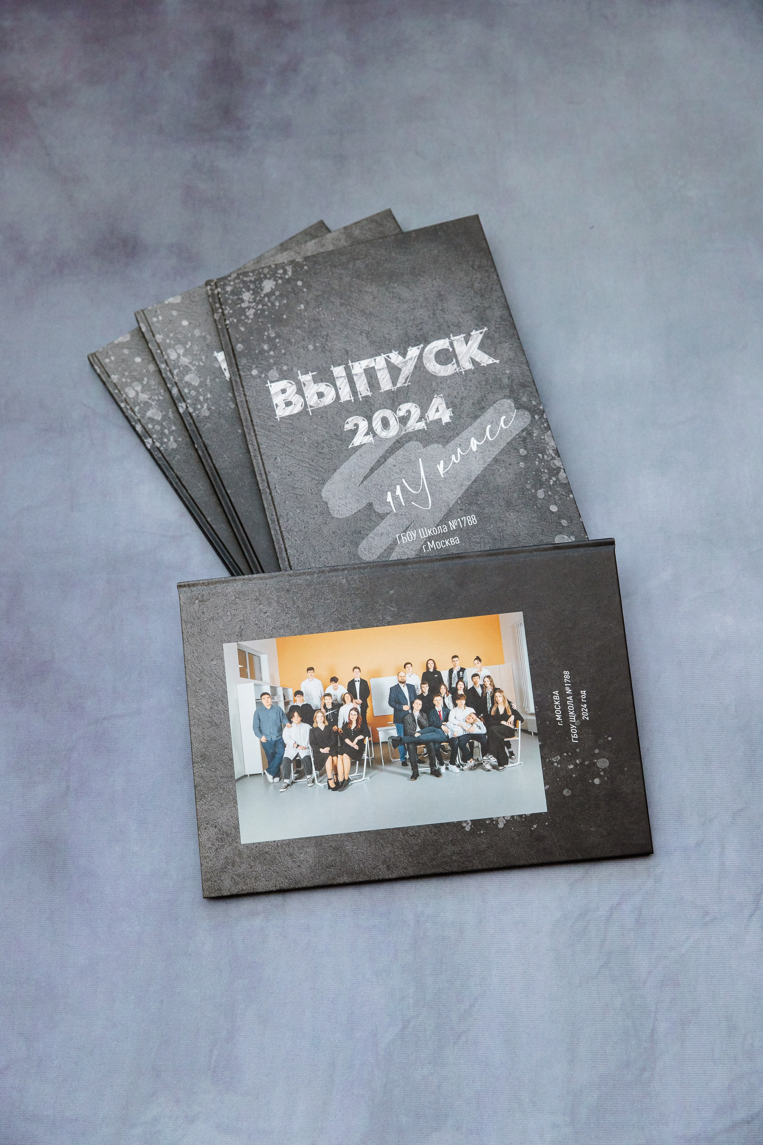 Выпускные альбомы 11 «У» класс — 2024. Семейный и детский фотограф в Москве Тихонова Ксения