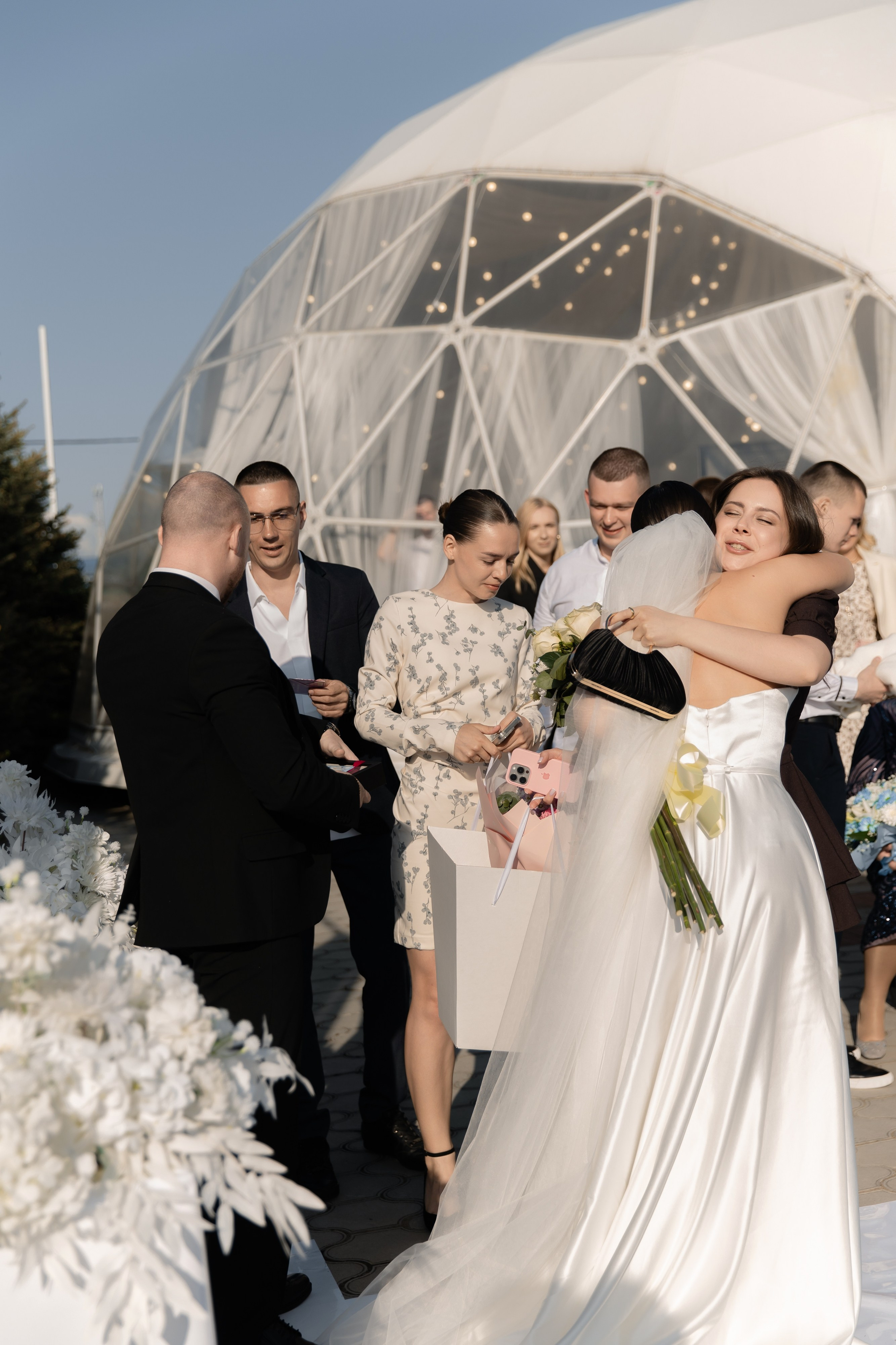 Я создаю профессиональные фотографии, которые сохраняют эмоции, детали и атмосферу вашего праздника. Свадебный фотограф во Владивостоке