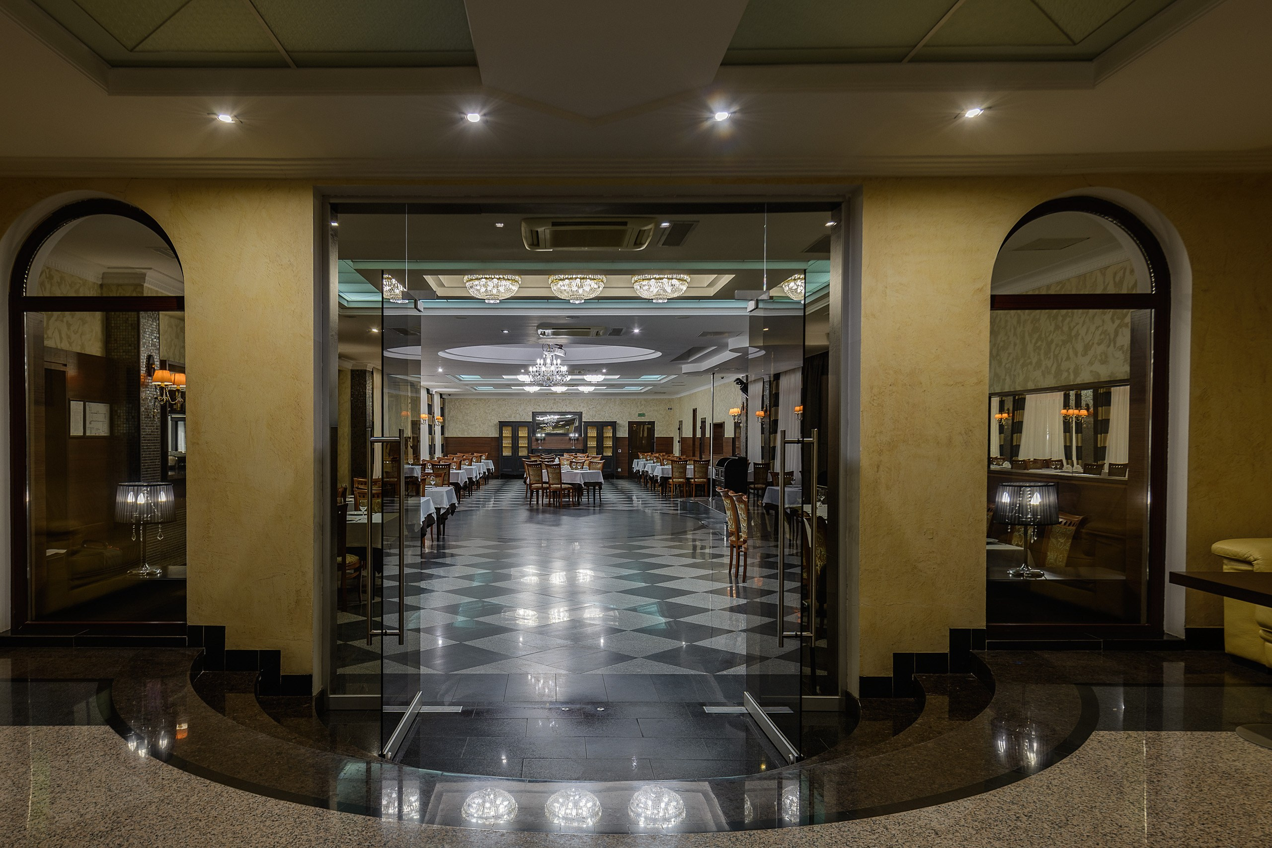 Ресторан. HoReCa. Интерьерная фотография для отелей, ресторанов в стиле Dark & Moody, Минск.