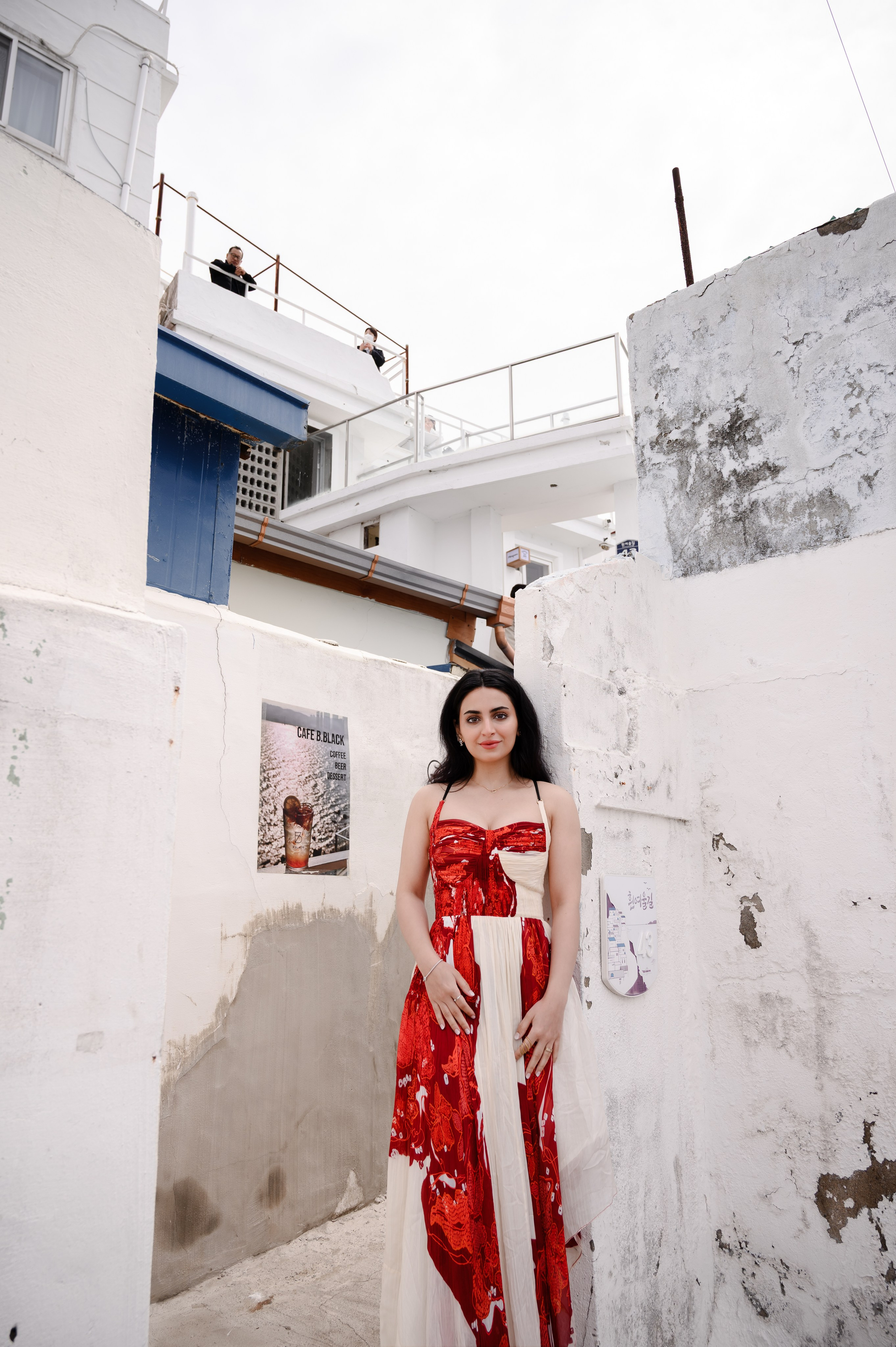 Woman in a red and white dress by a white wall in Huinnyeoul Culture Village, Busan · 釜山 旅行フォト