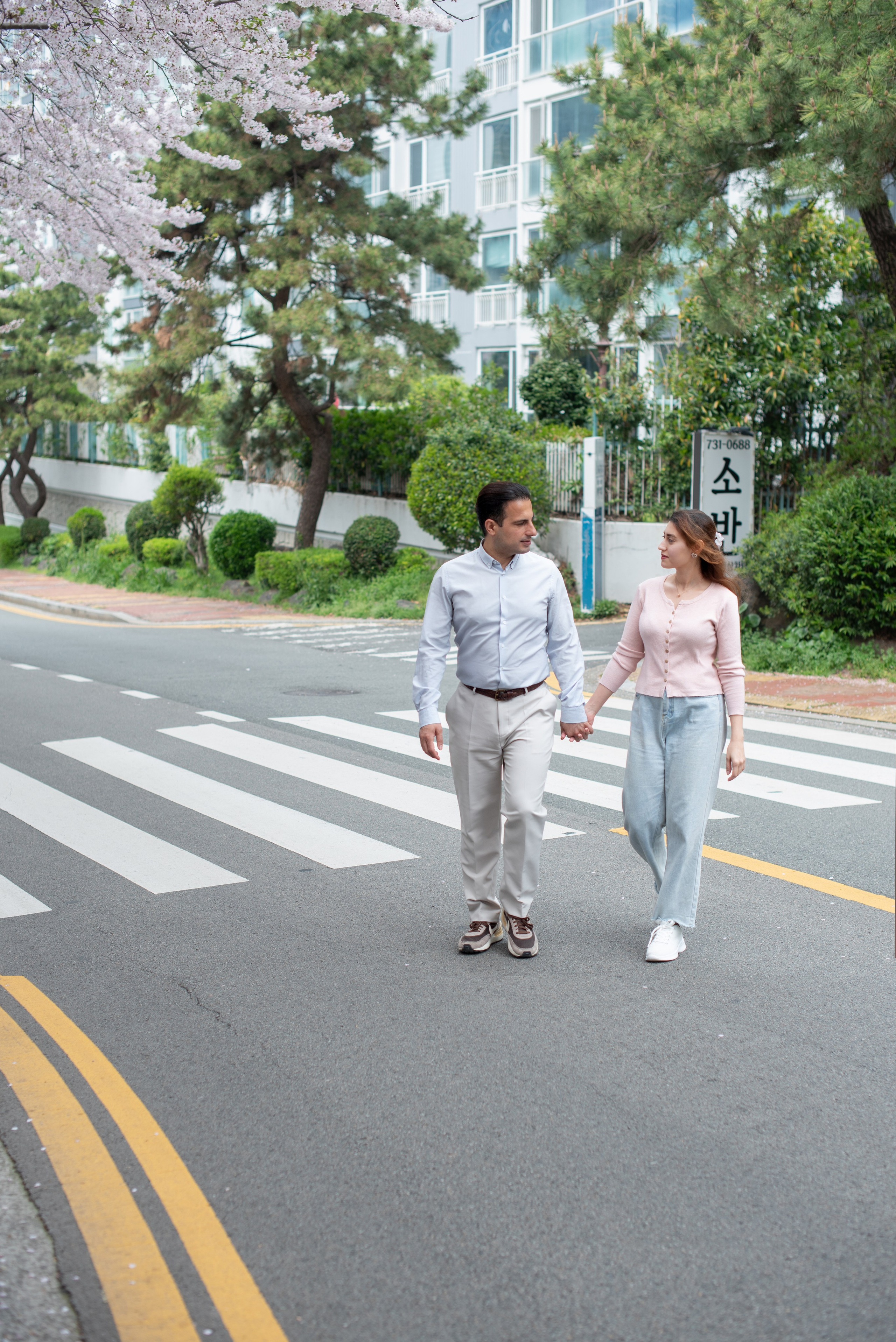 Couple walking down a street in Busan — travel photoshoot · 釜山旅遊攝影