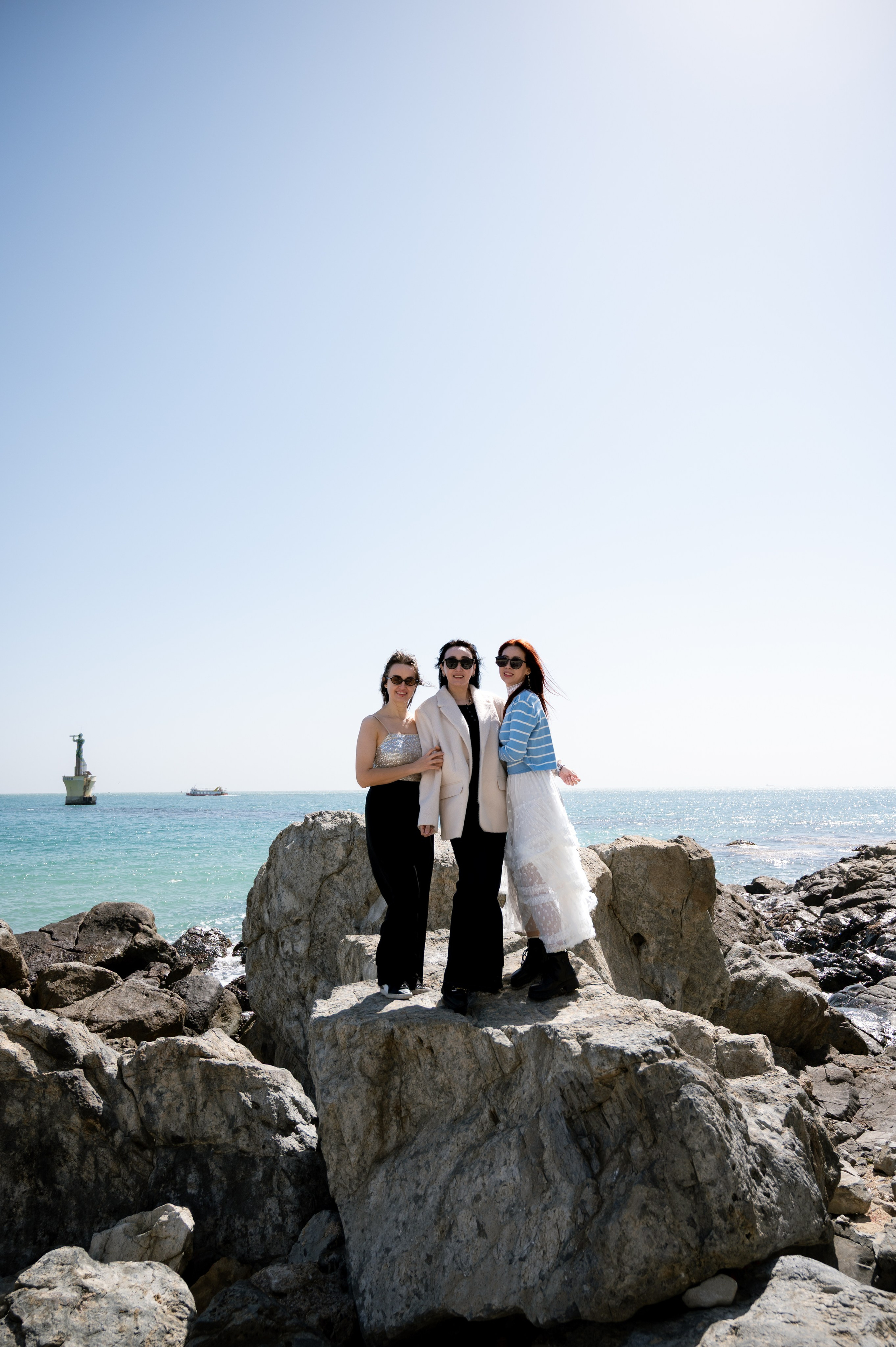 Three friends on the rocks by the sea in Busan — travel photoshoot · 釜山旅拍