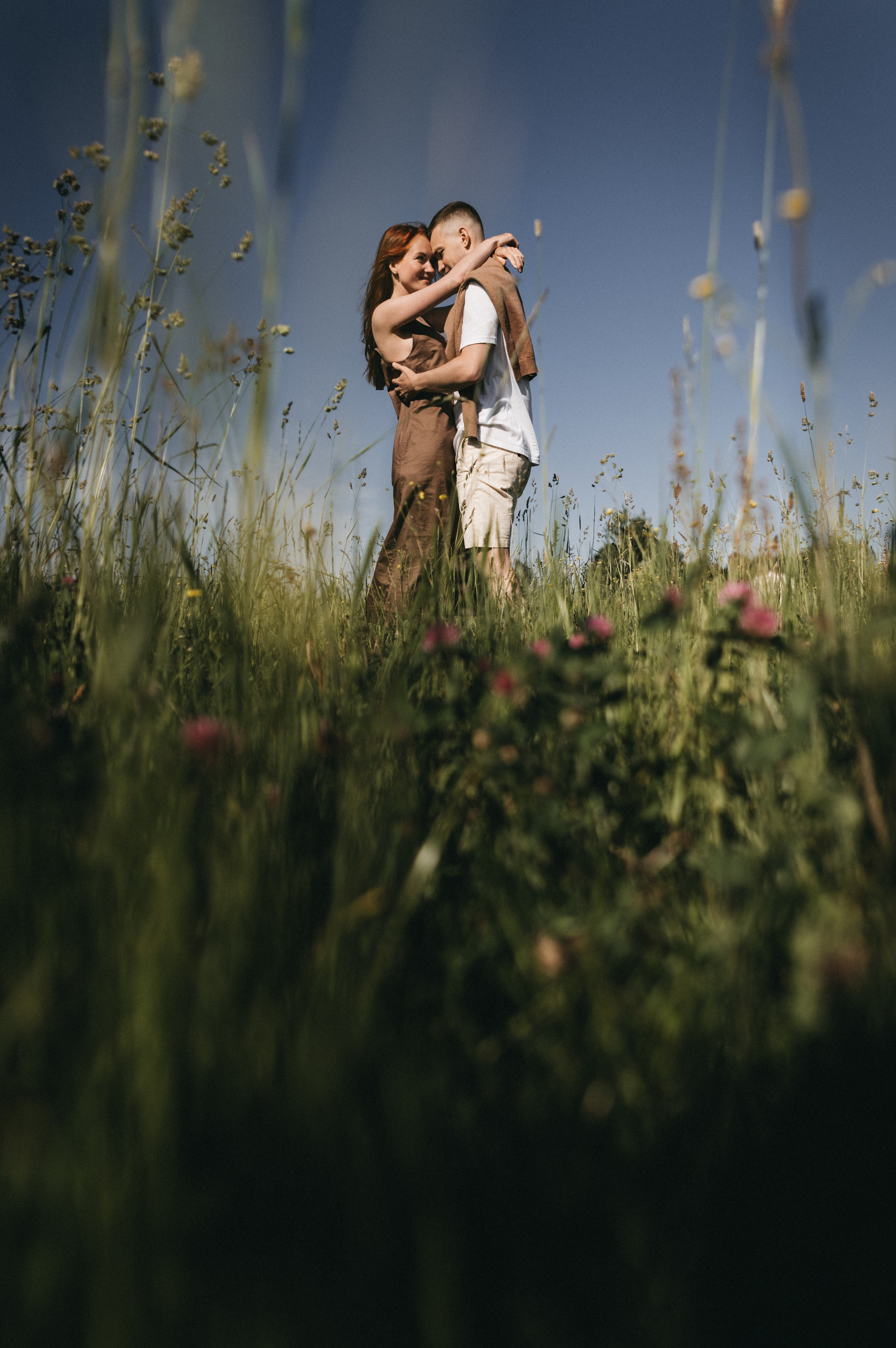 Любящая пара смотрит и обнимает друг друга