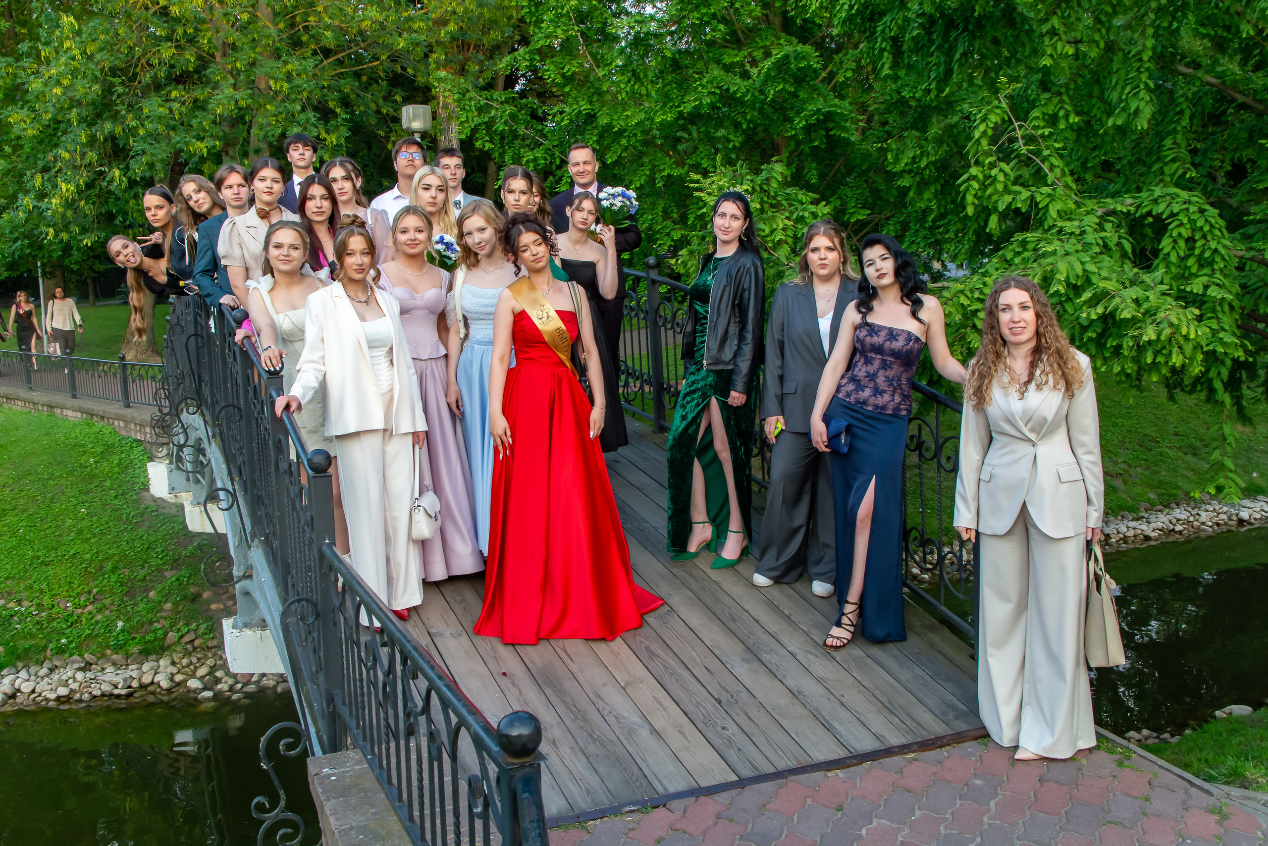 выпускной бал в парке Бреста общее фото