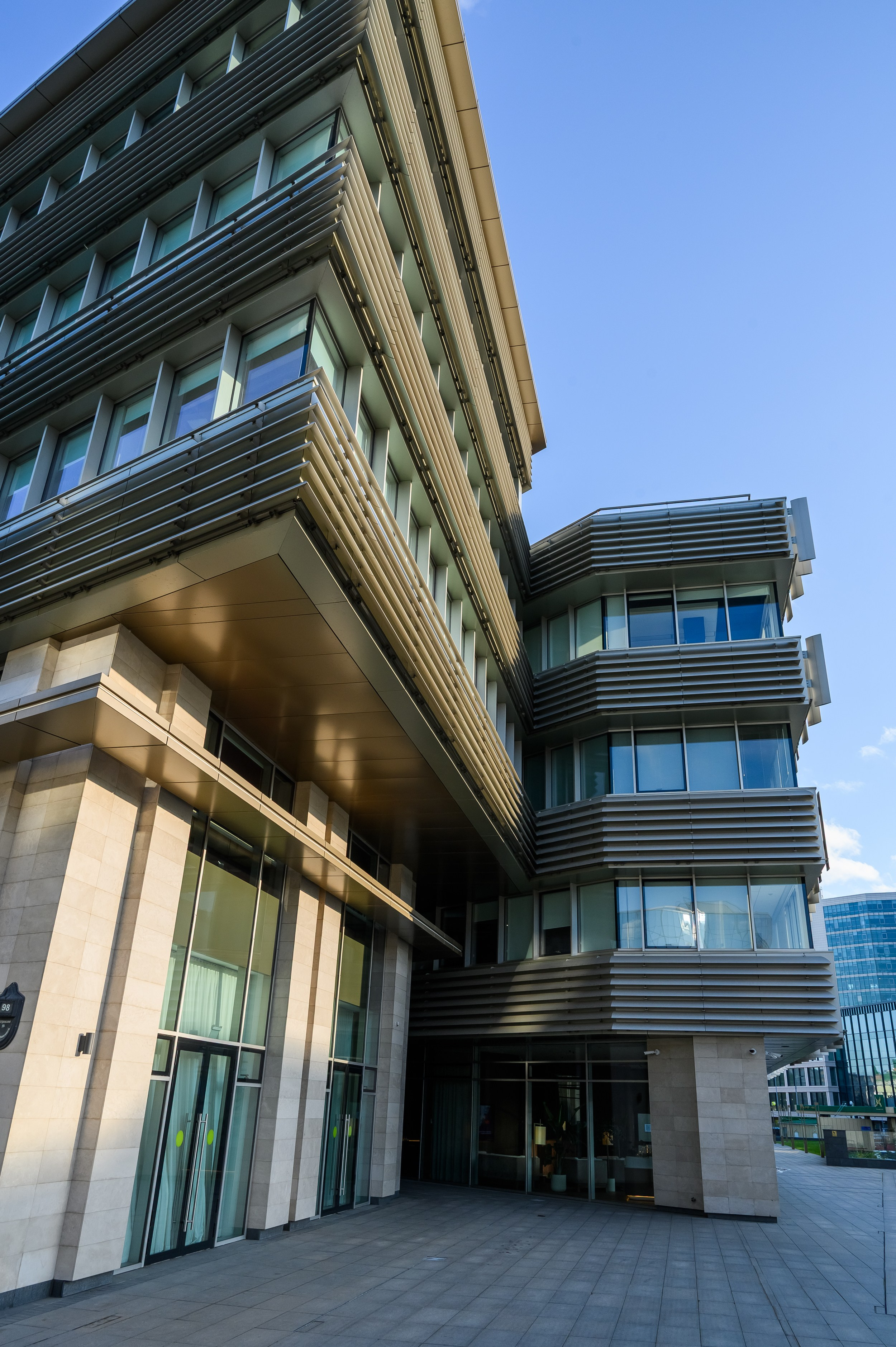 Стеклянный фасад БЦ URBAN отражает городскую архитектуру