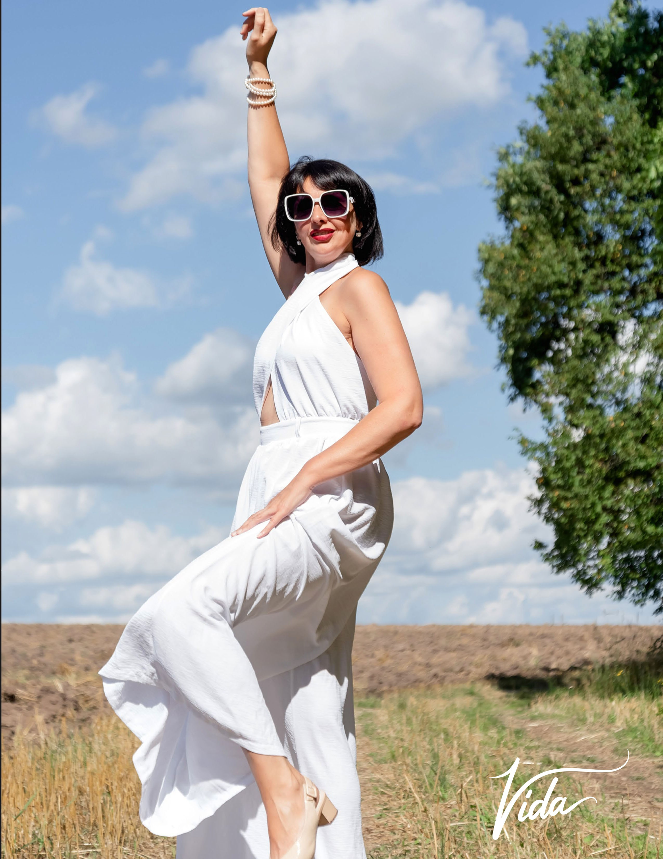 На фото отрывной лист журнала и девушка в летнем образе в белом комбинезоне.