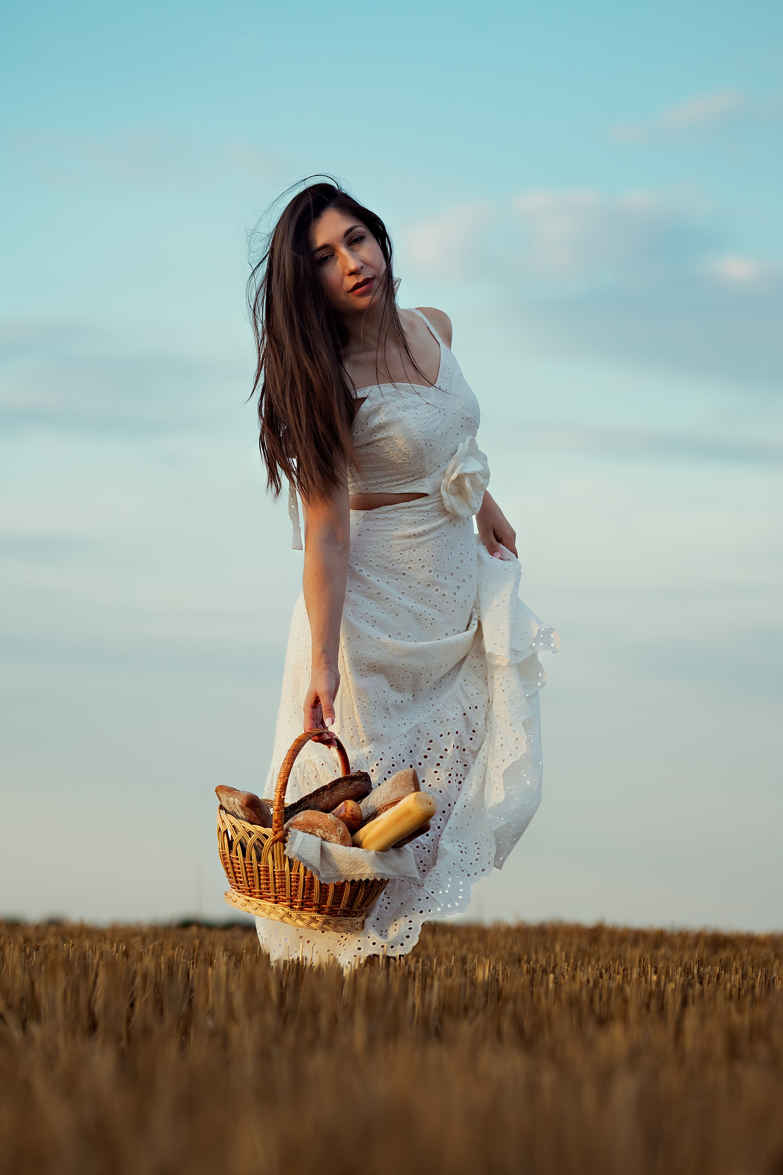 Фотосессия Ирина в поле со стогами. Портретный фотограф в Краснодаре Евгений Карпов