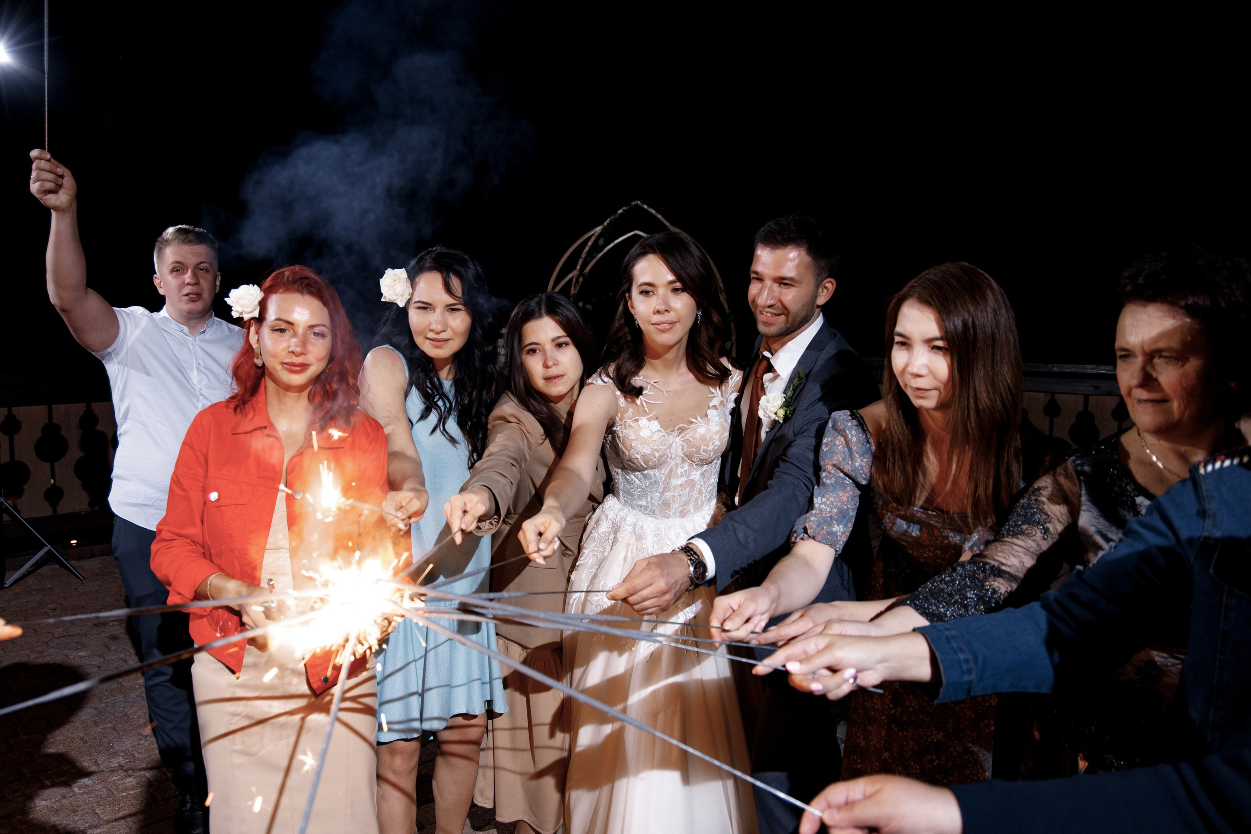 Пара танцует первый танец на открытой площадке в горах