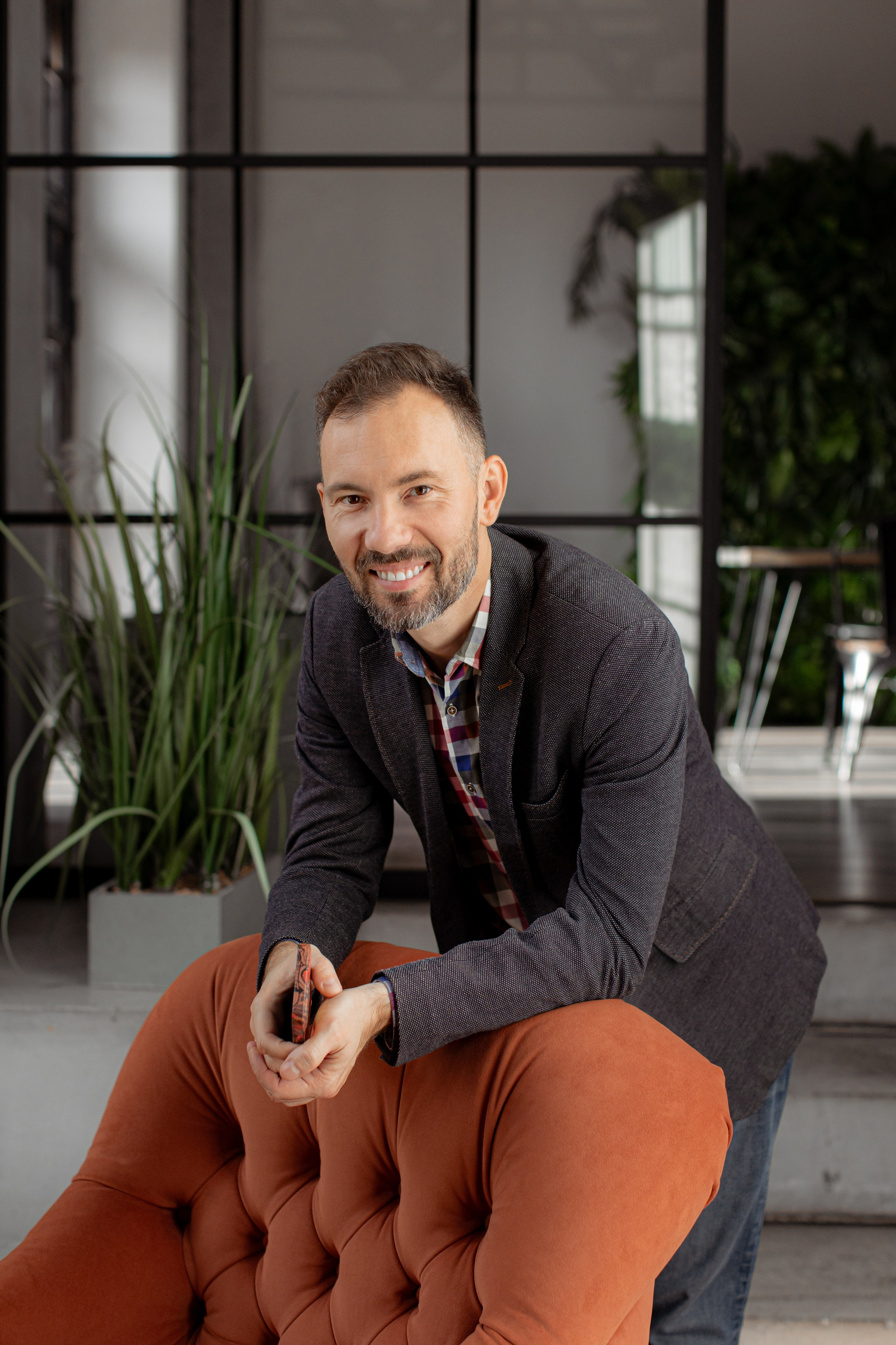 Бизнес-портрет руководителя IT компании в интерьере