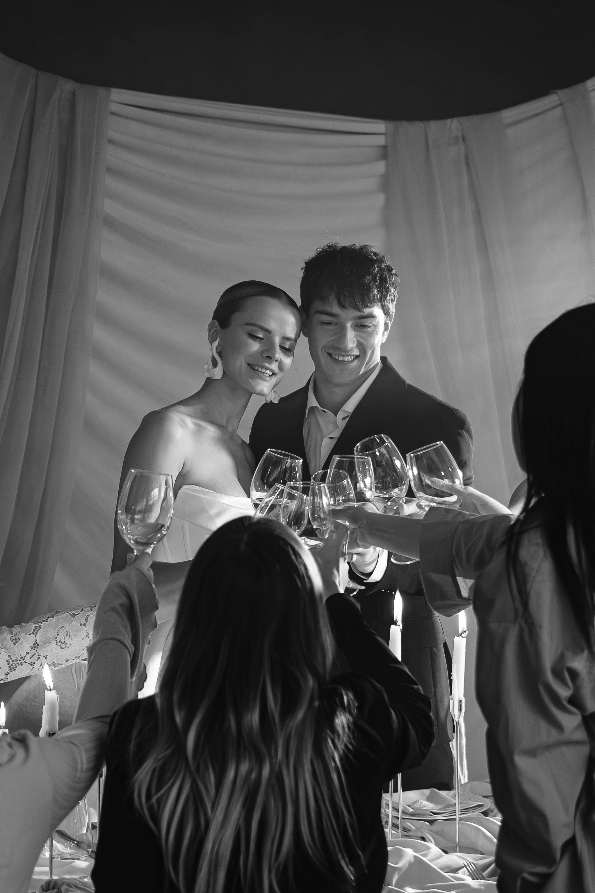 Молодожёны с бокалами шампанского среди гостей на банкете в Отеле Марко Поло, Москва — тёплая атмосфера праздника