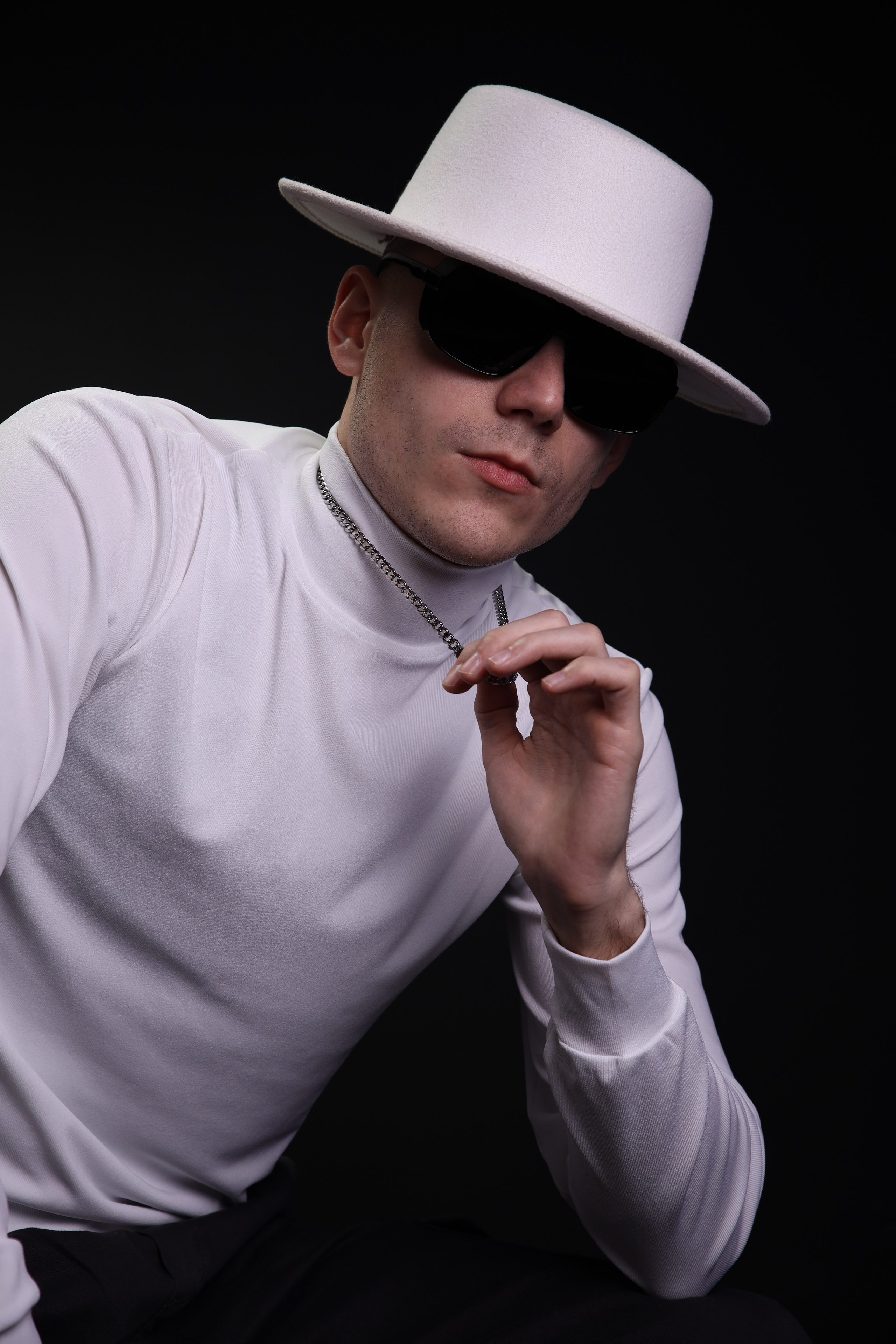 The White hat Alex. Профессиональный фотограф в Воронеже Владислав Крылов