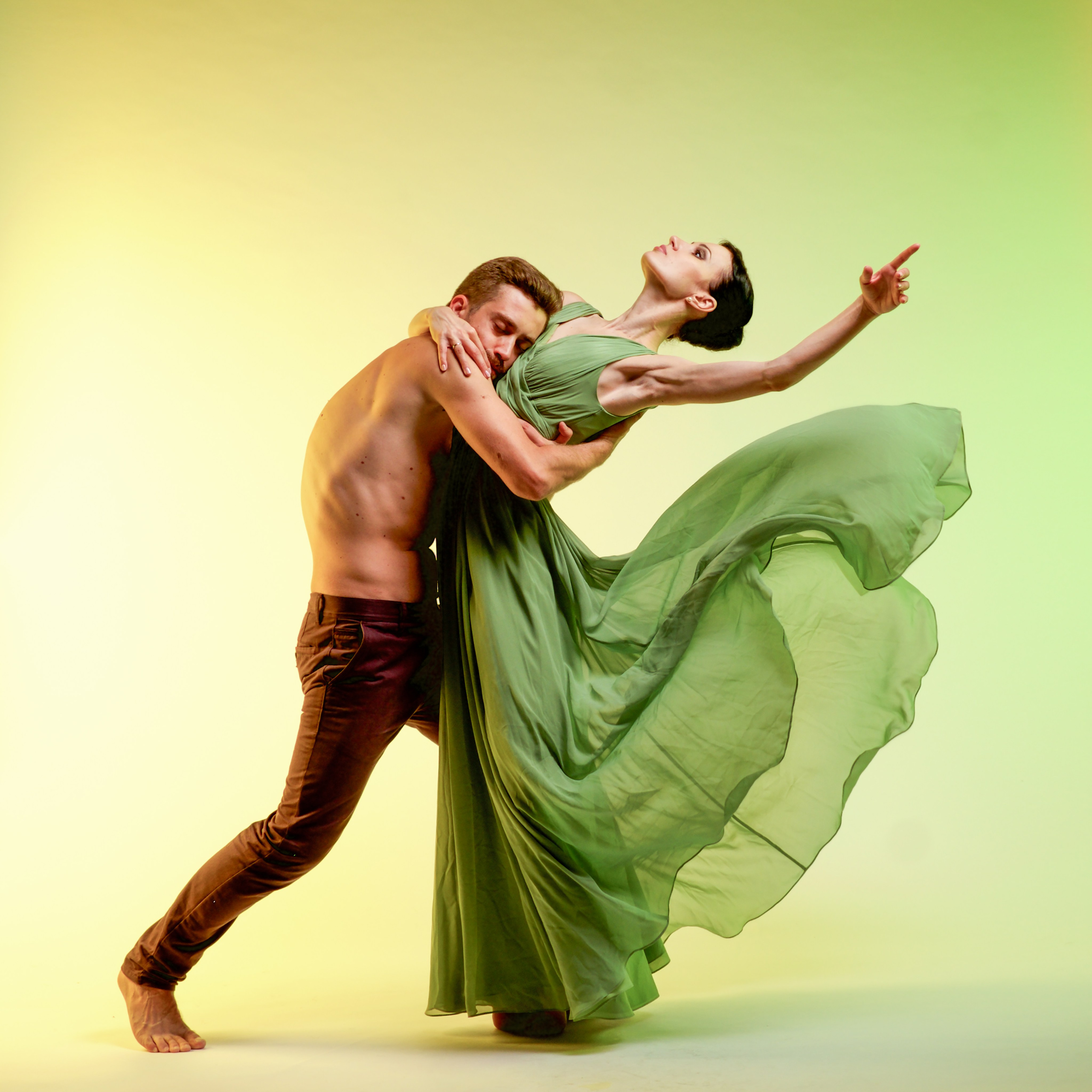 Творческий и эмоциональный парный студийный портрет танцоров в движении | Профессиональная студийная фотосессия для артистов, хореографов и художественного портфолио