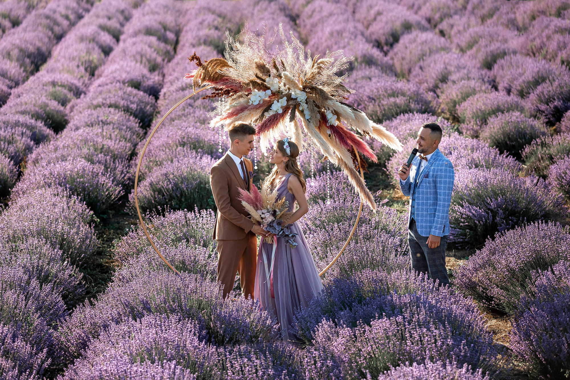 Вадим и Катя - свадебная выездная церемония и фотосессия в лаванде. Свадебный фотограф, фотосъемка в Крыму, Севастополе, Симферополе, Ялте