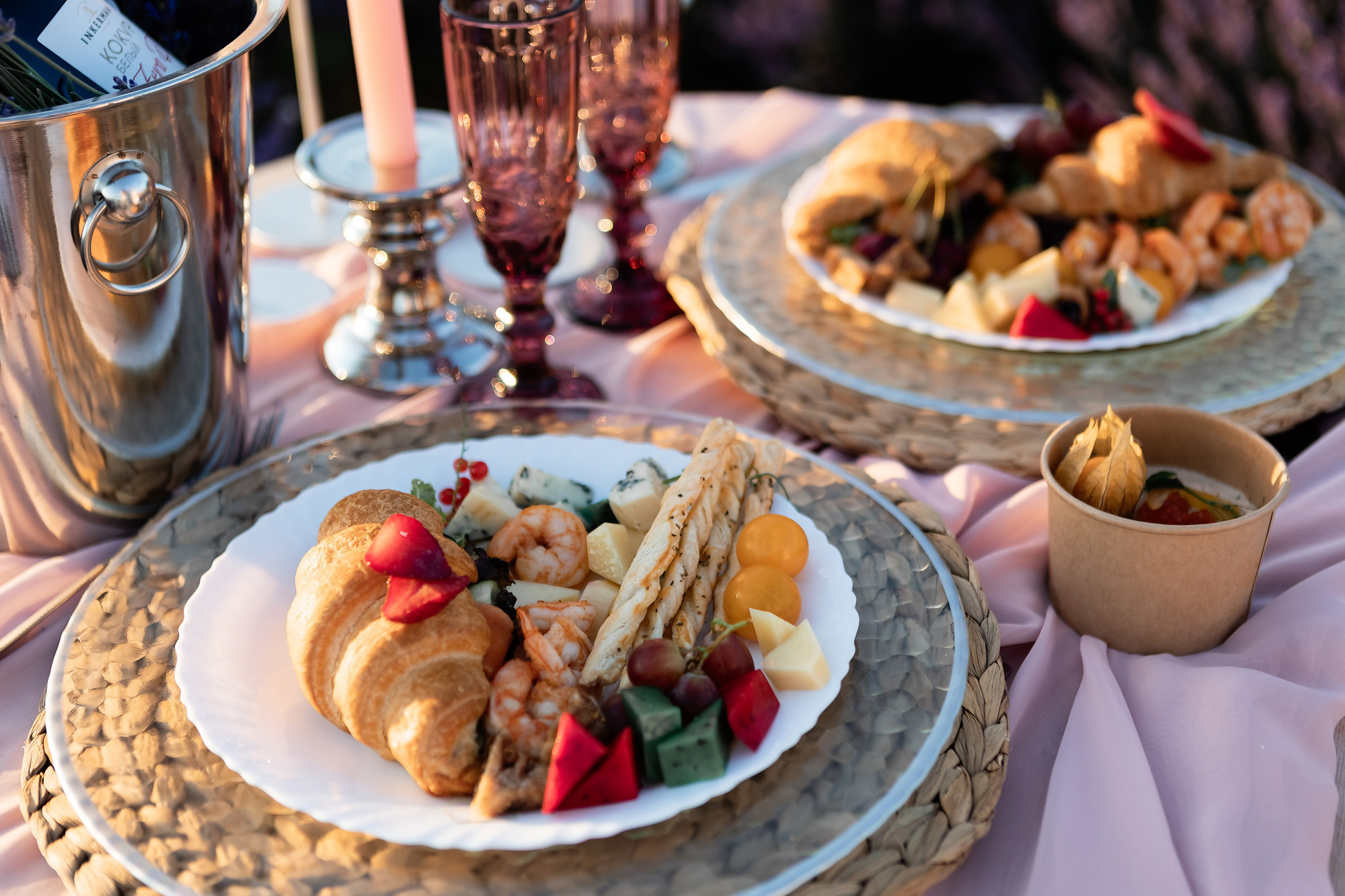 Вадим и Катя - свадебная выездная церемония и фотосессия в лаванде. Свадебный фотограф, фотосъемка в Крыму, Севастополе, Симферополе, Ялте