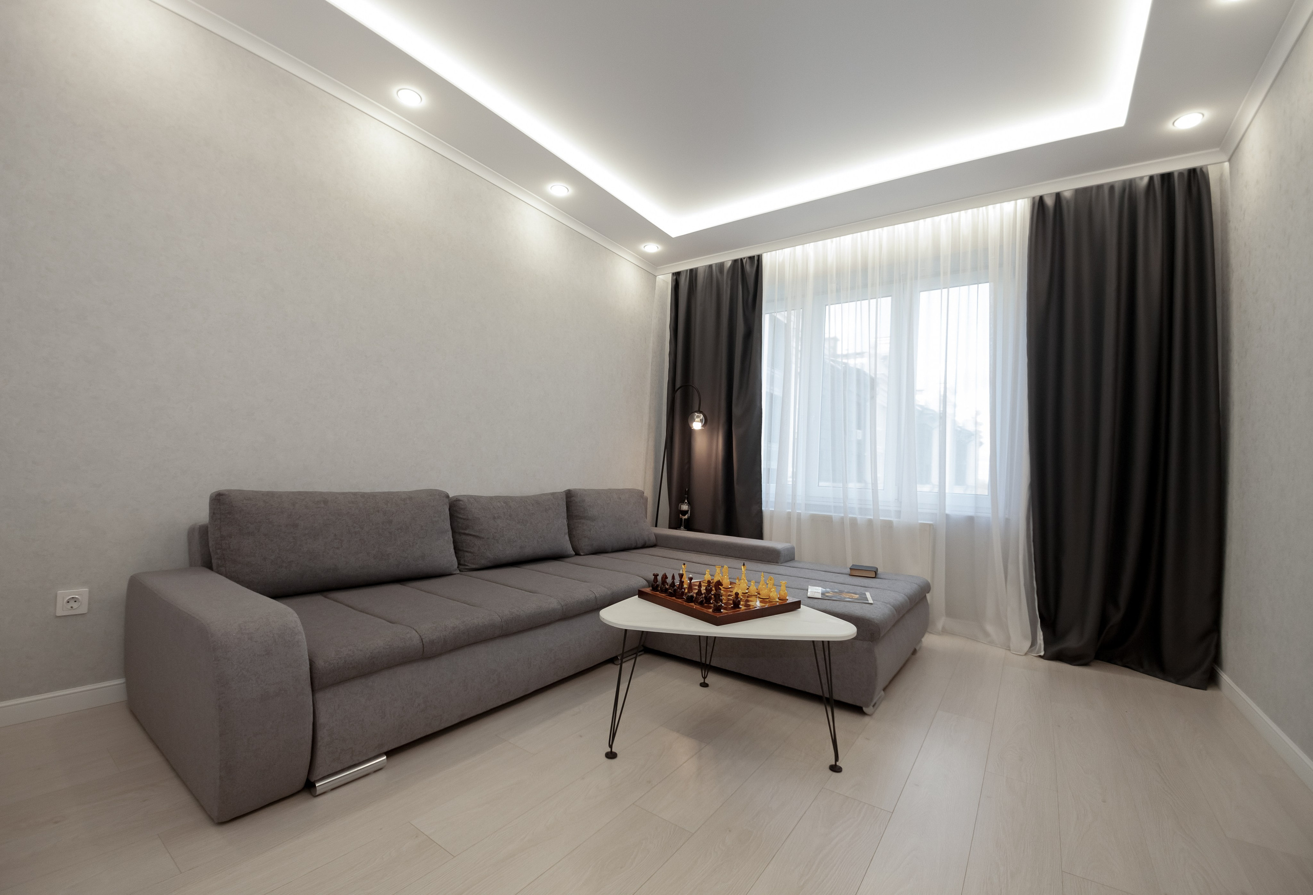 спальня с большим диваном