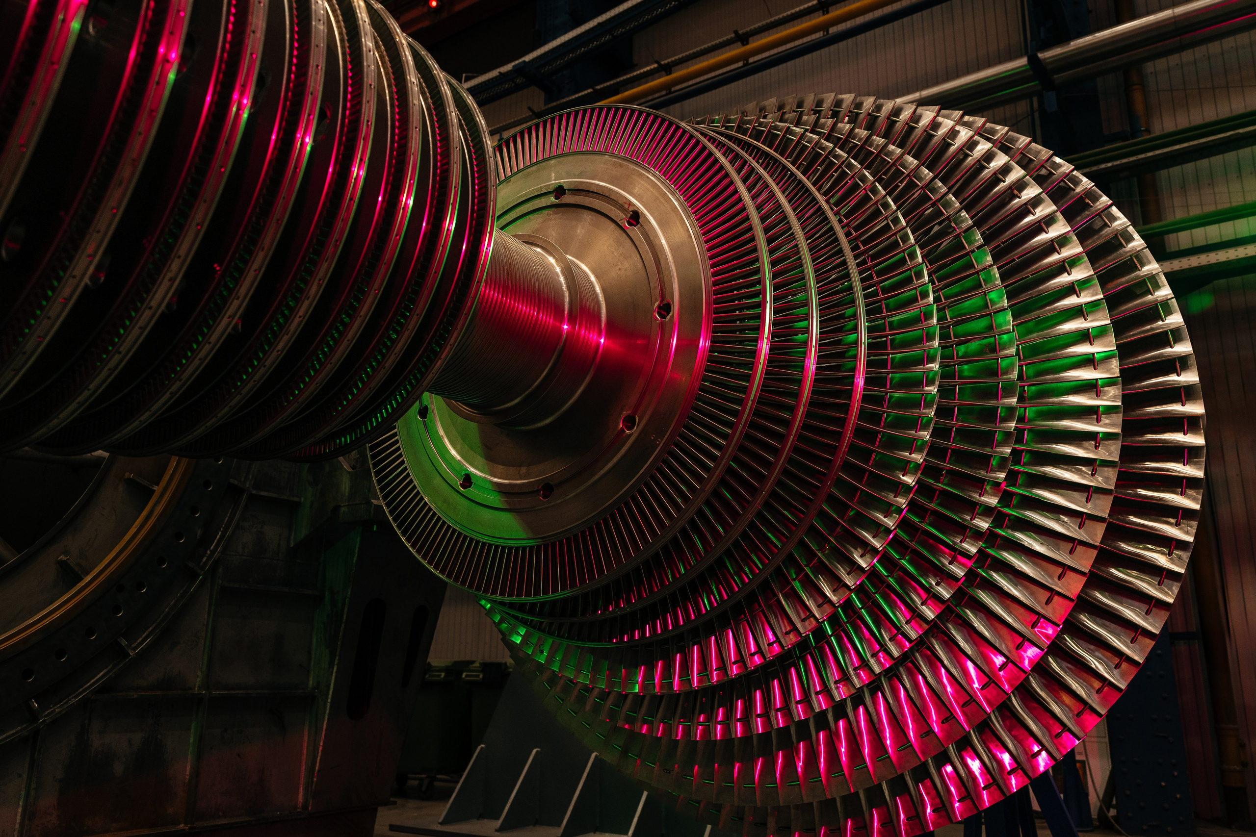 Яркая промышленная съёмка на стыке реальности и визуальных трендов