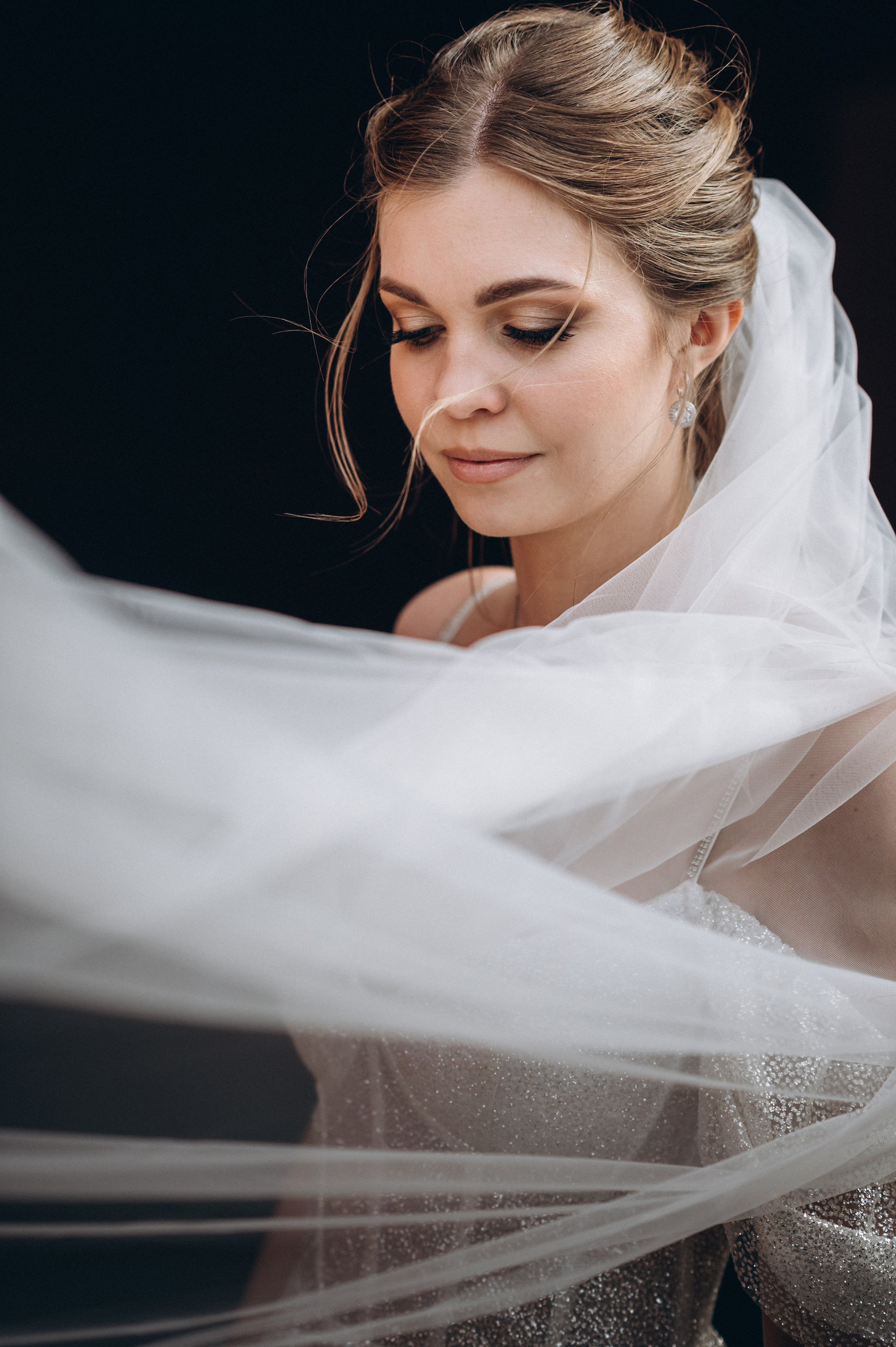 Потрет невесты с фатой и в белом платье