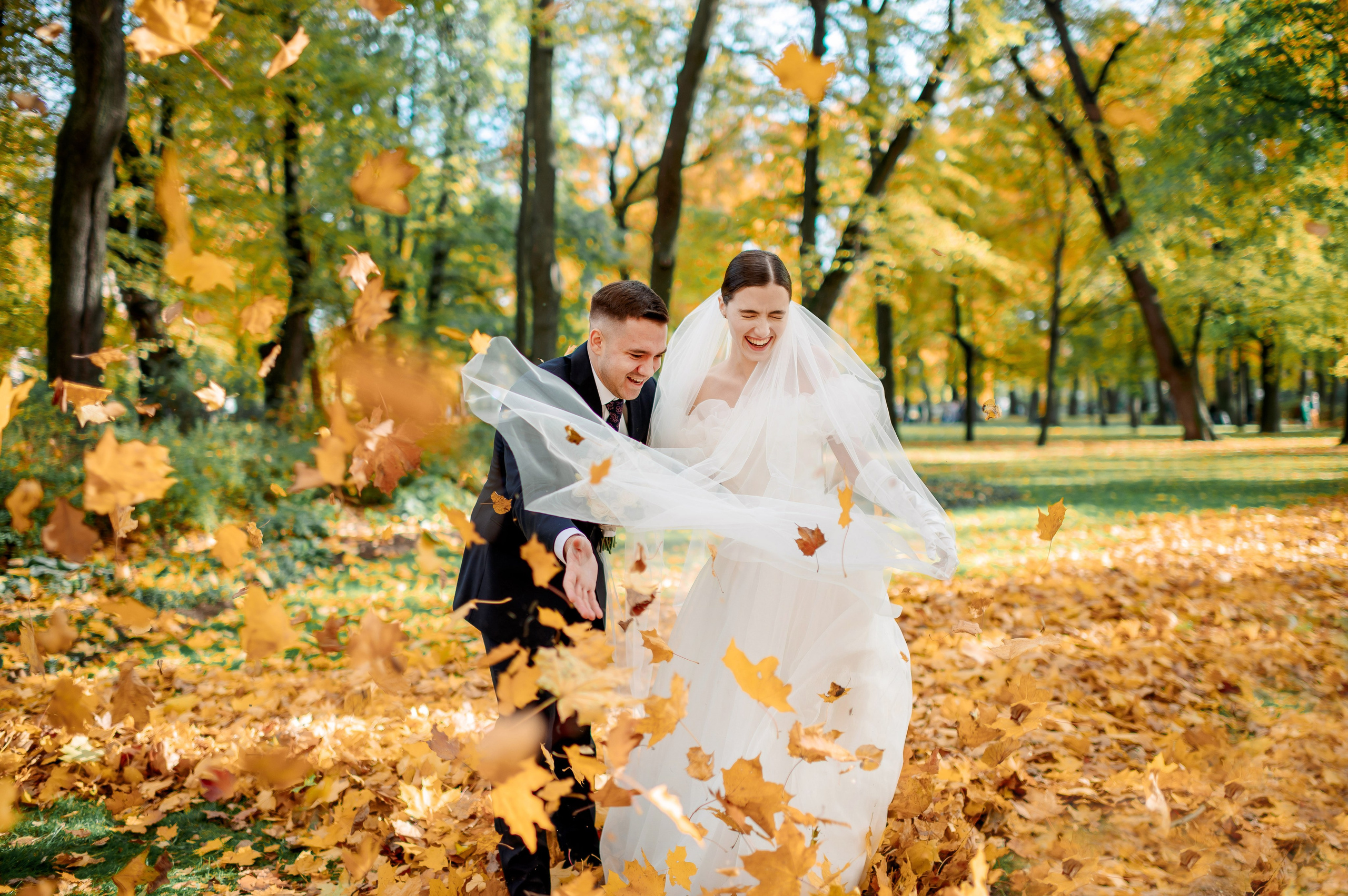 Осенняя великолепная свадебная прогулка жениха и невесты в октябре в Санкт-Петербурге в Михайловском парке и у Атлантов на Миллионной улице. Портретный, семейный и свадебный фотограф в Санкт-Петербурге и в Пушкине Ширяев Денис