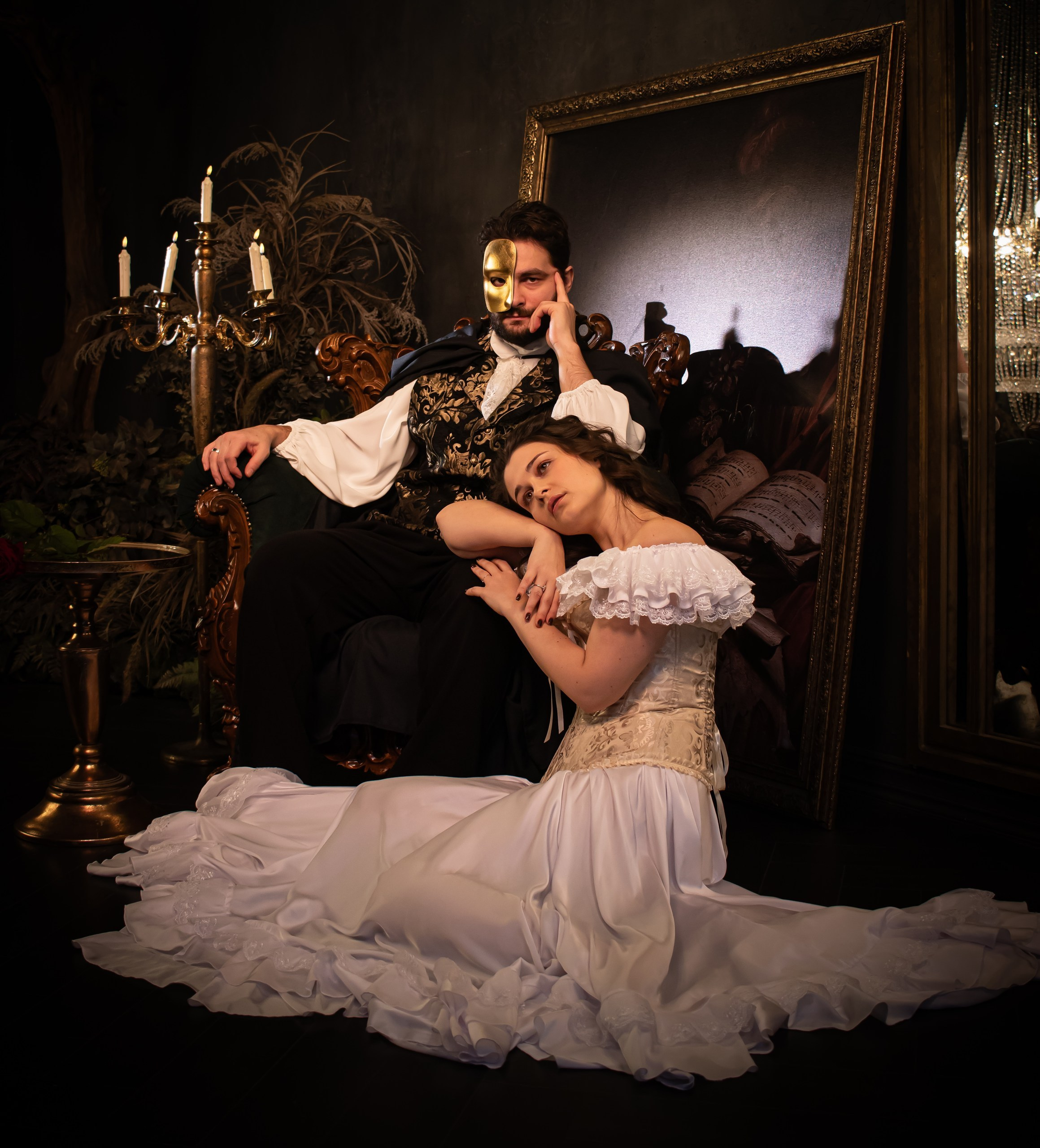 Мужчина в маске сидит в кресле, девушка опирается на руку, постановочная съёмка Призрак Оперы, фотограф Карасёва Елена