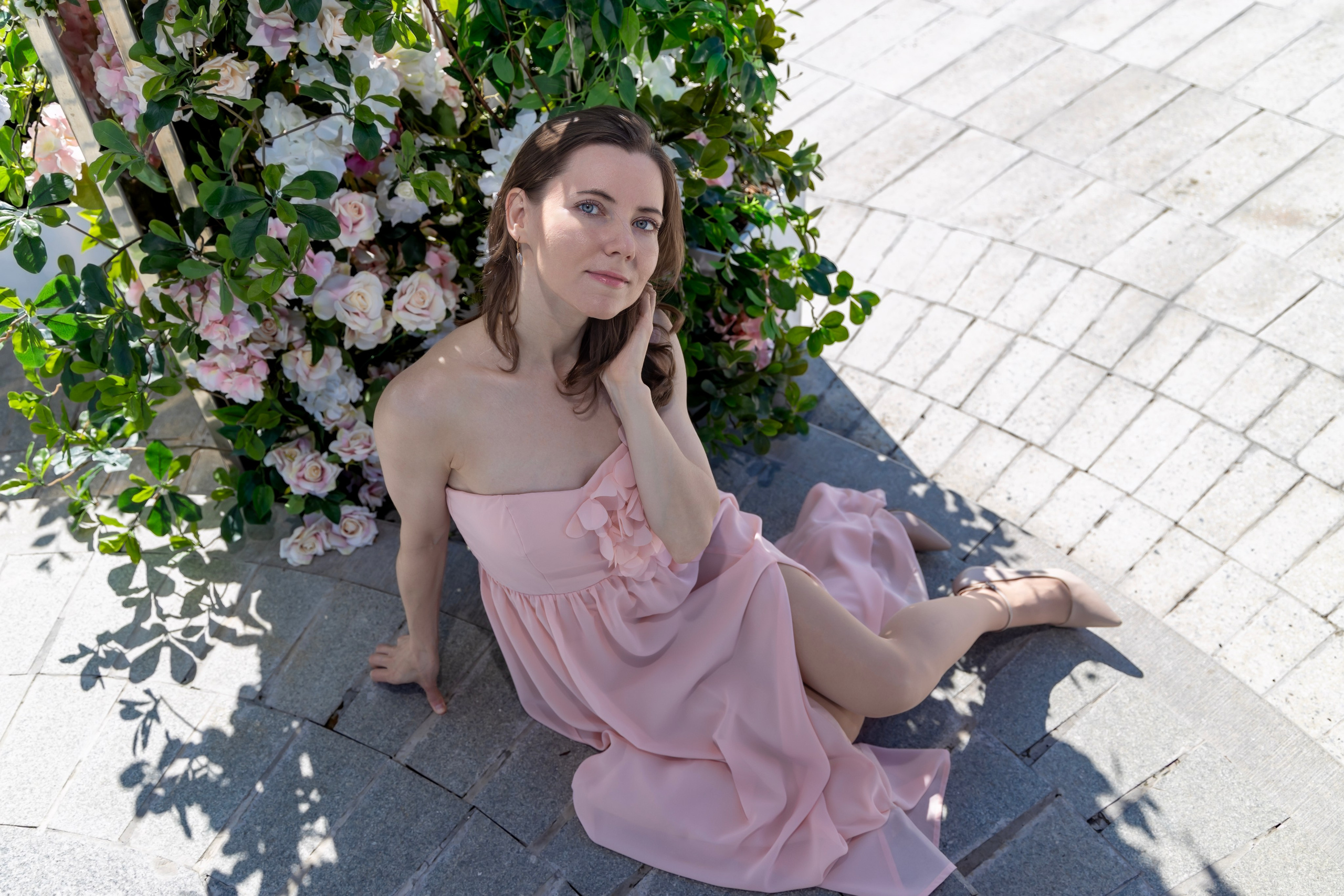 Фотосессия на новой набережной Коломенского: нежность, цветы и вдохновение. Репортажный, семейный и студийный фотограф в Москве Демин Алексей