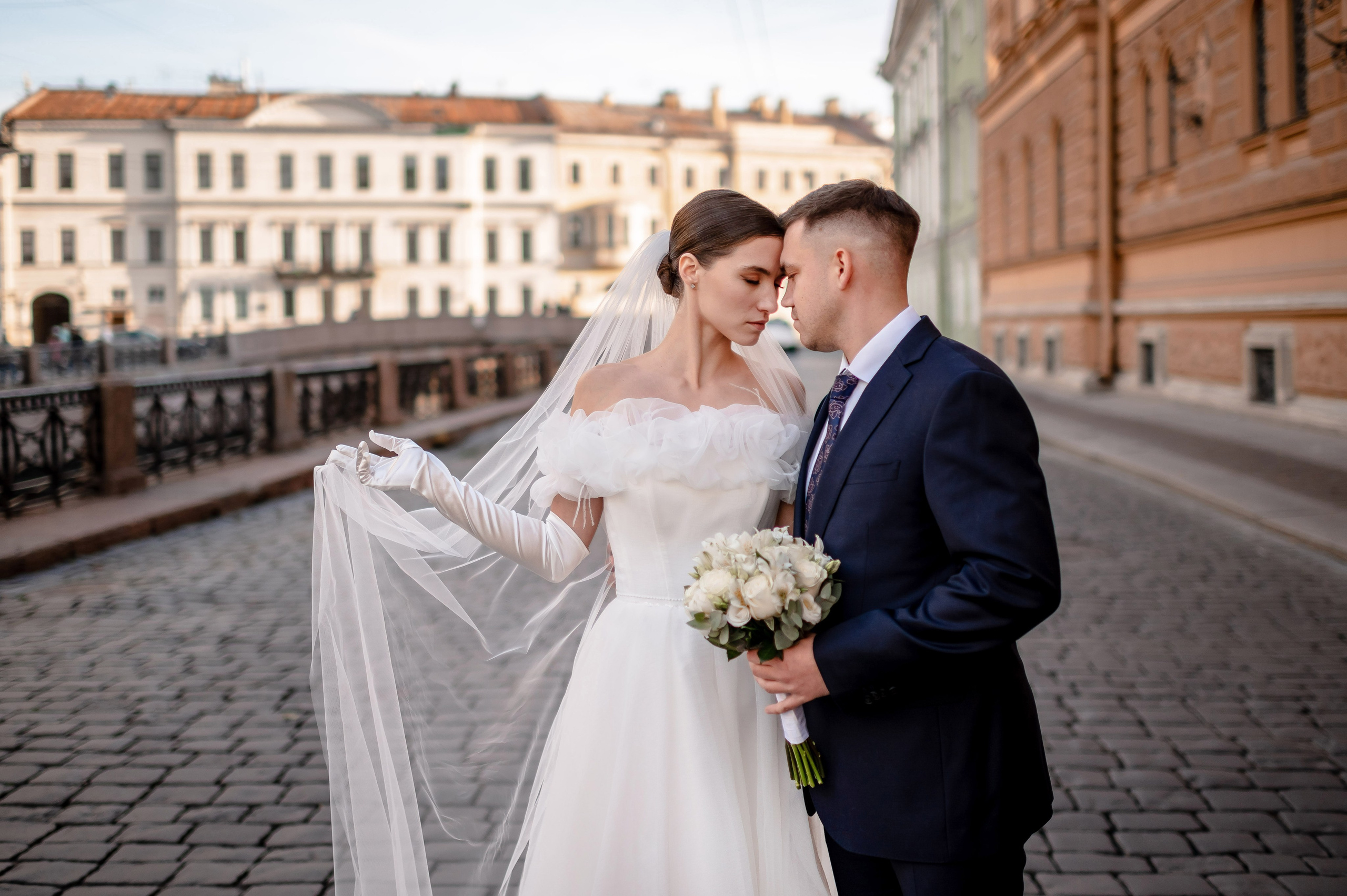 Осенняя великолепная свадебная прогулка жениха и невесты в октябре в Санкт-Петербурге в Михайловском парке и у Атлантов на Миллионной улице. Портретный, семейный и свадебный фотограф в Санкт-Петербурге и в Пушкине Ширяев Денис