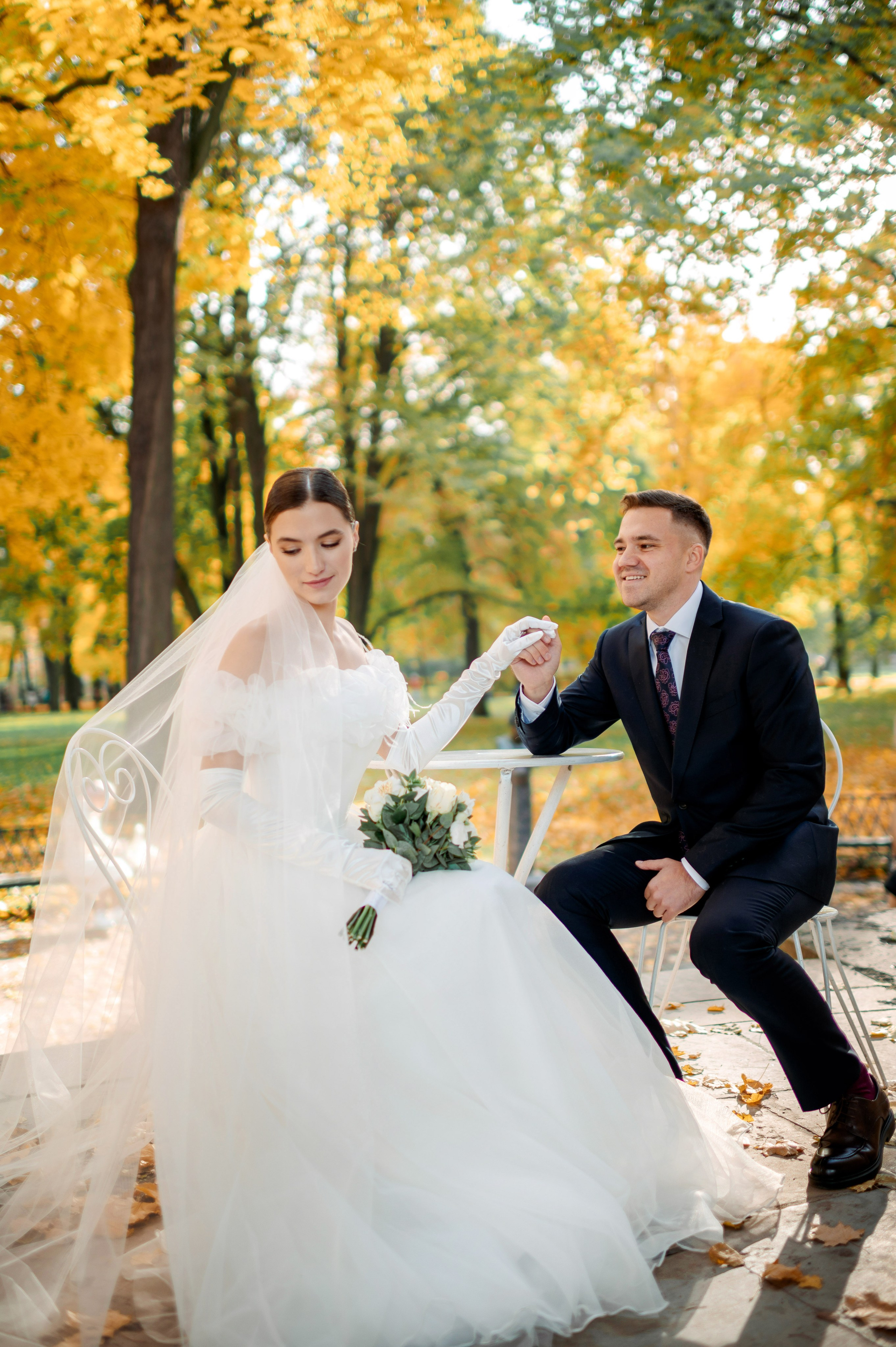 Осенняя великолепная свадебная прогулка жениха и невесты в октябре в Санкт-Петербурге в Михайловском парке и у Атлантов на Миллионной улице. Портретный, семейный и свадебный фотограф в Санкт-Петербурге и в Пушкине Ширяев Денис