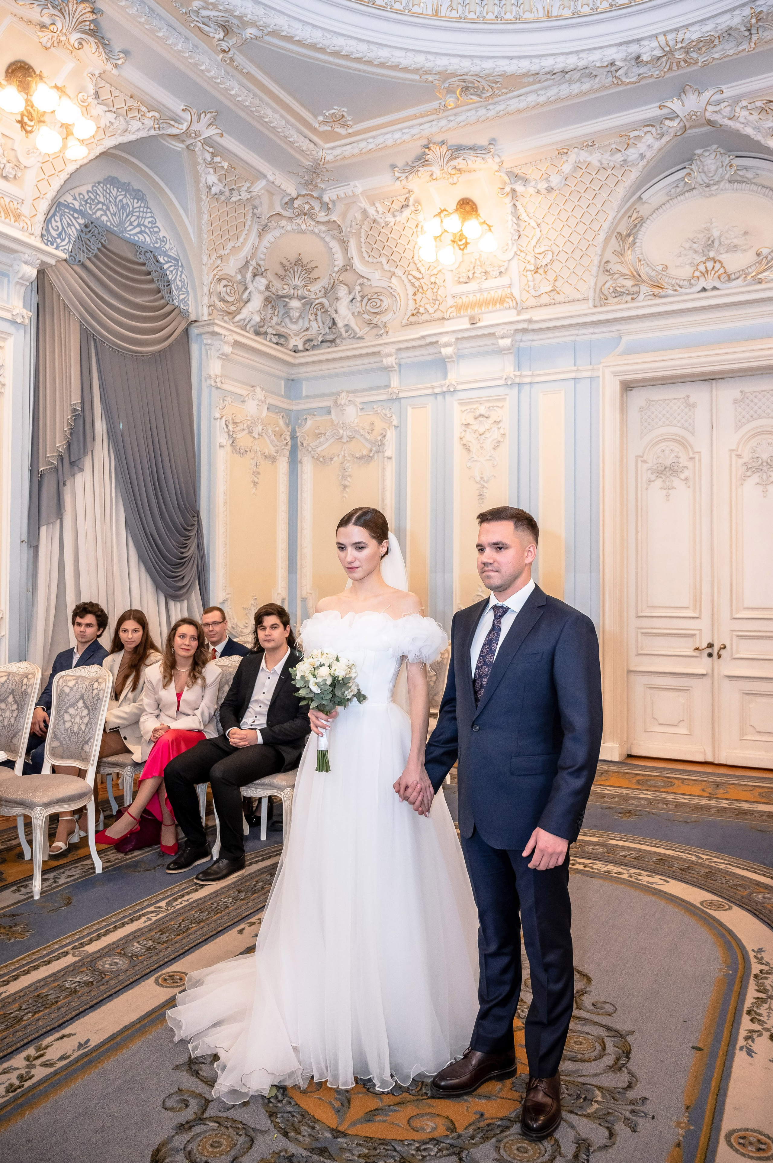 Осенняя великолепная свадебная прогулка жениха и невесты в октябре в Санкт-Петербурге в Михайловском парке и у Атлантов на Миллионной улице. Портретный, семейный и свадебный фотограф в Санкт-Петербурге и в Пушкине Ширяев Денис