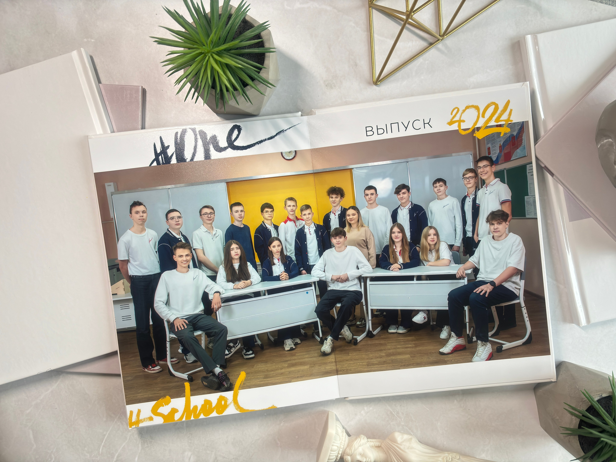 Альбом с частичной персонализацией на 7 разворотов — от 3500р. Выпускные альбомы для детского сада и школы в Туле