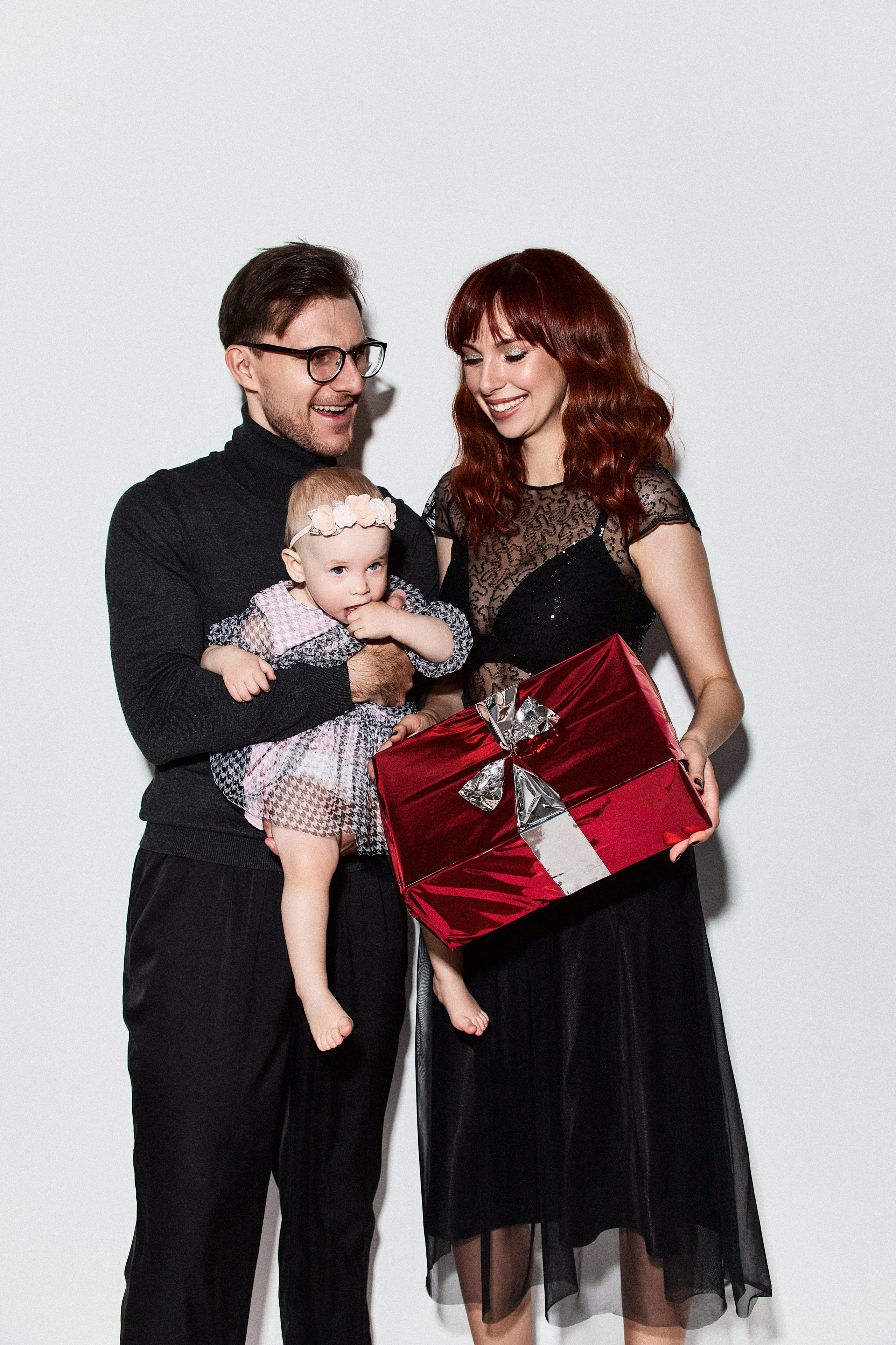 Анонс семейной фотосессии в студии в разных образах. Фотограф в Минске Анна Кучинская