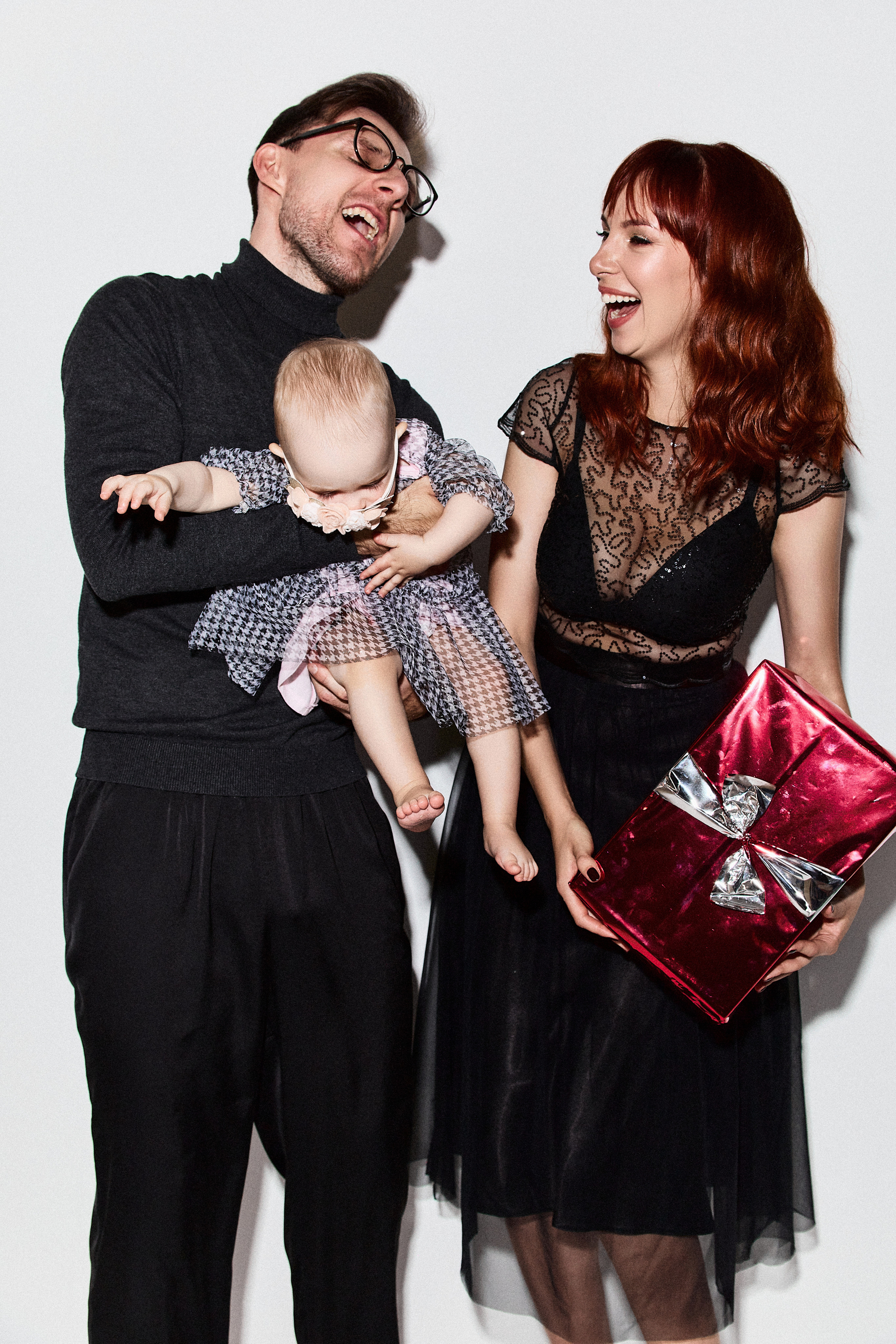 Анонс семейной фотосессии в студии в разных образах. Фотограф в Минске Анна Кучинская