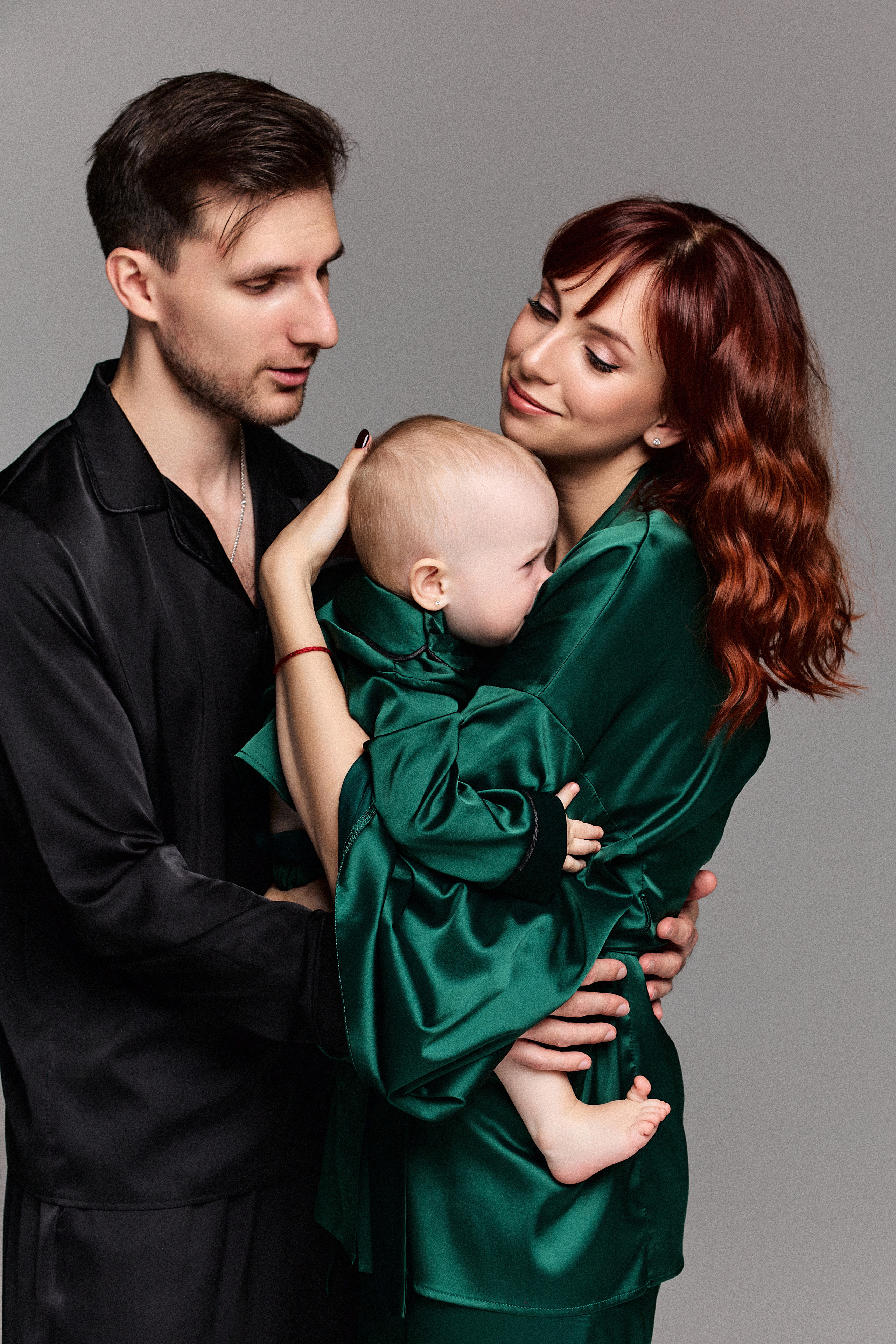 Анонс семейной фотосессии в студии в разных образах. Фотограф в Минске Анна Кучинская