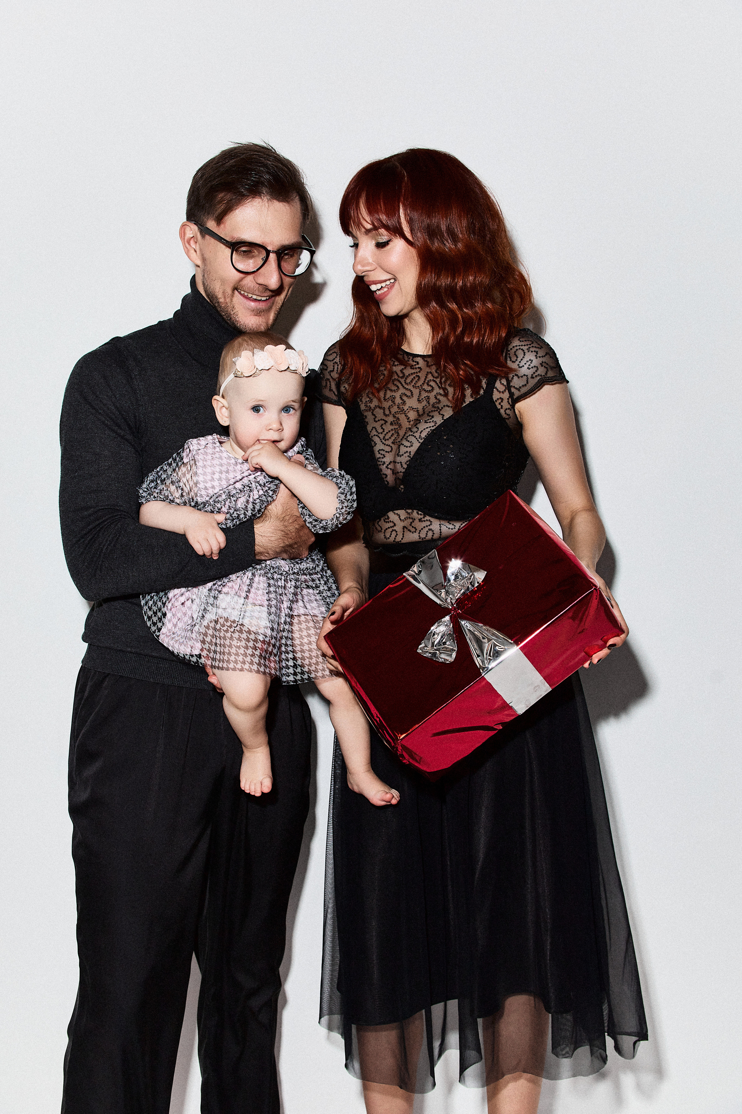 Анонс семейной фотосессии в студии в разных образах. Фотограф в Минске Анна Кучинская