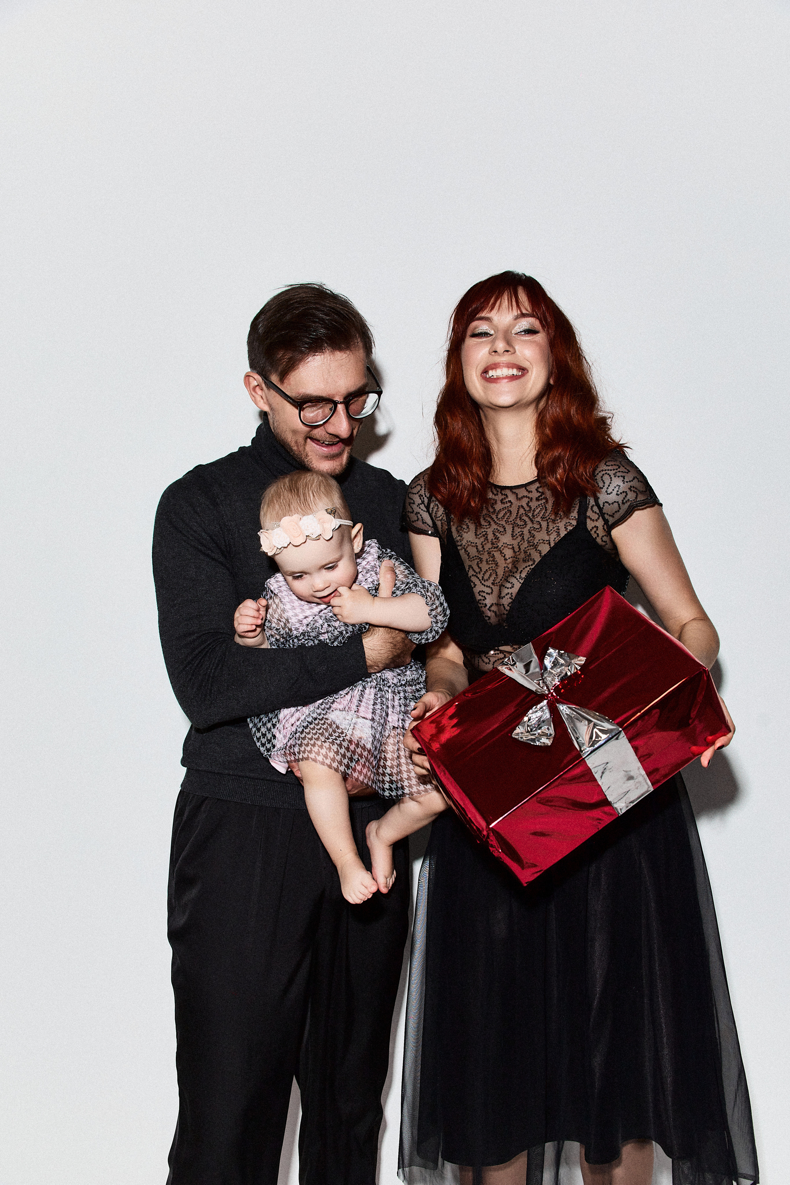 Анонс семейной фотосессии в студии в разных образах. Фотограф в Минске Анна Кучинская