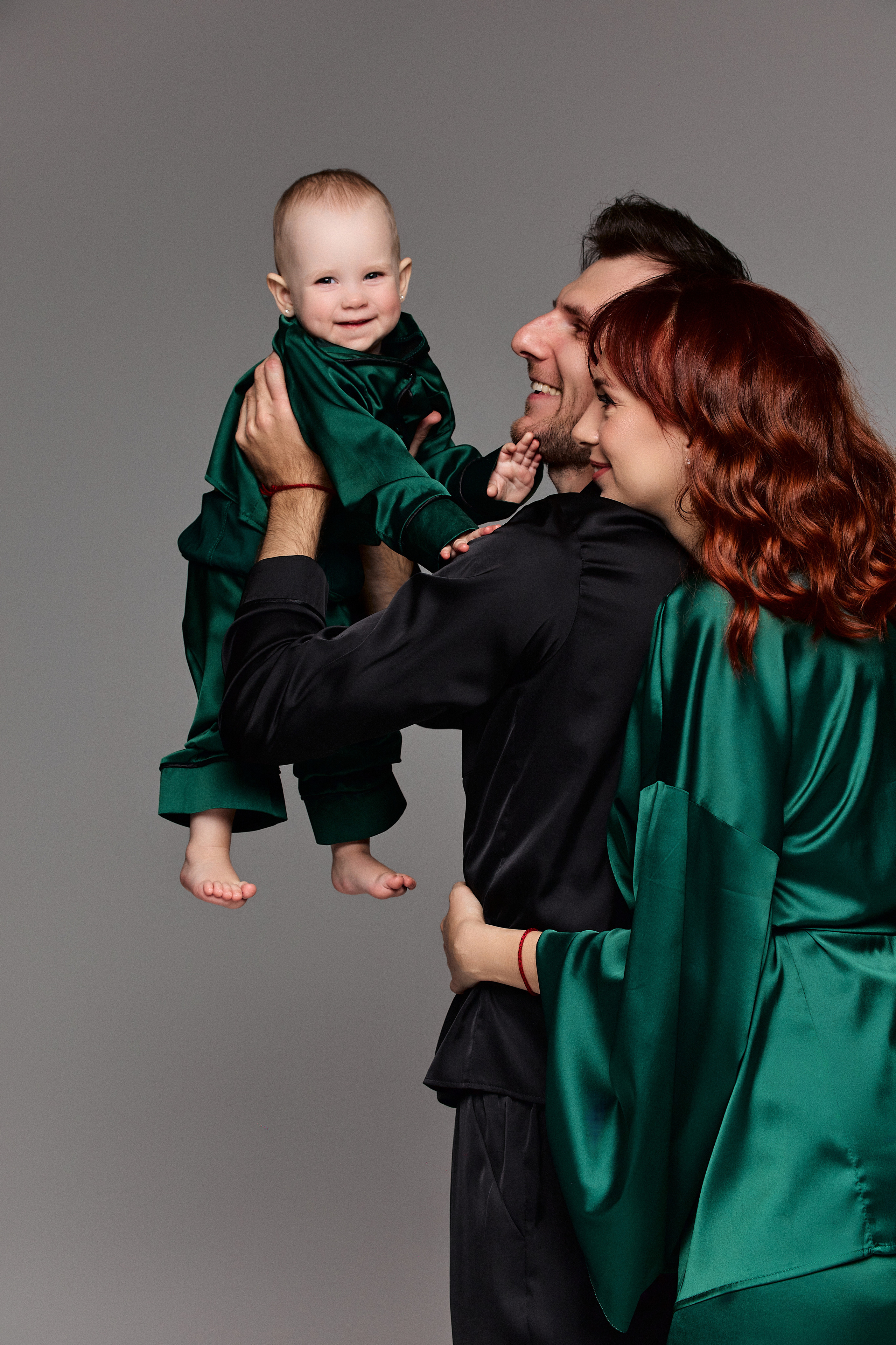 Анонс семейной фотосессии в студии в разных образах. Фотограф в Минске Анна Кучинская