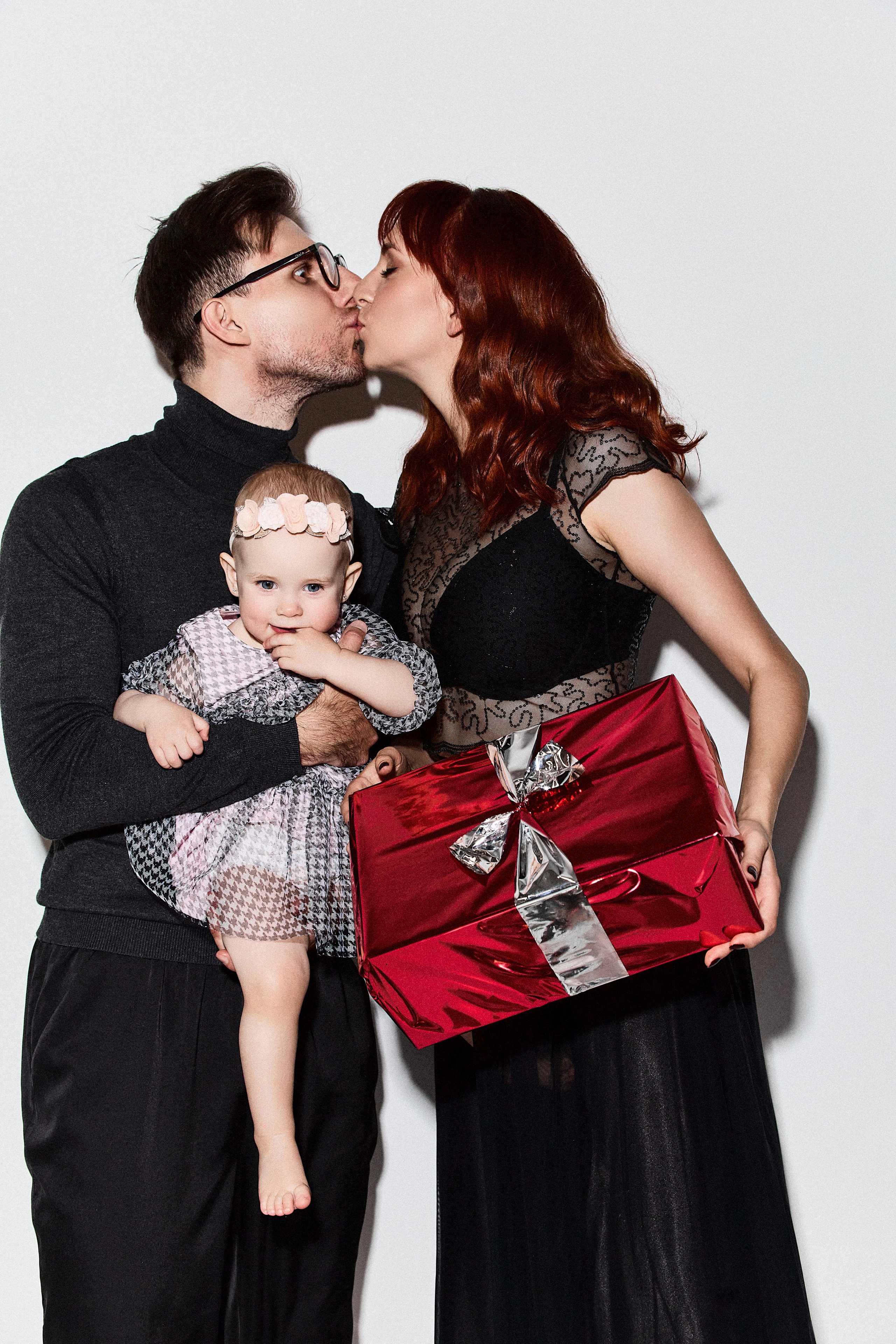 Анонс семейной фотосессии в студии в разных образах. Фотограф в Минске Анна Кучинская