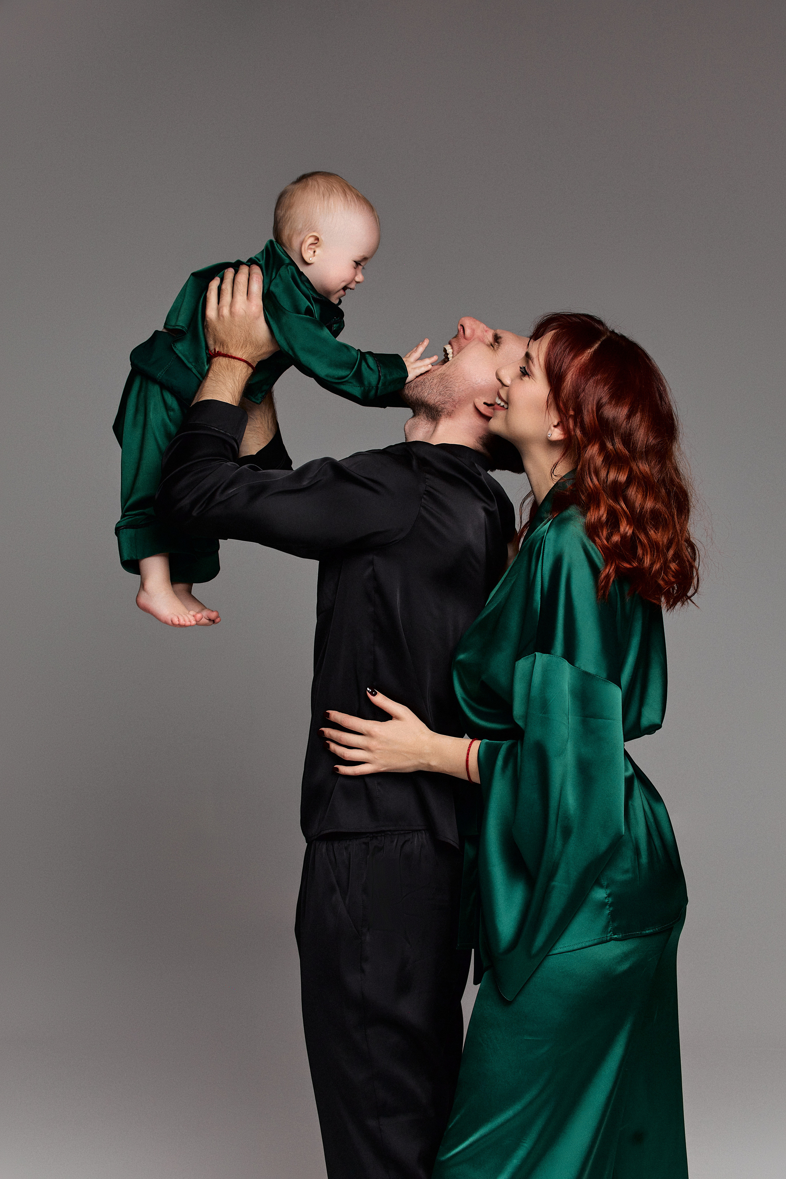 Анонс семейной фотосессии в студии в разных образах. Фотограф в Минске Анна Кучинская