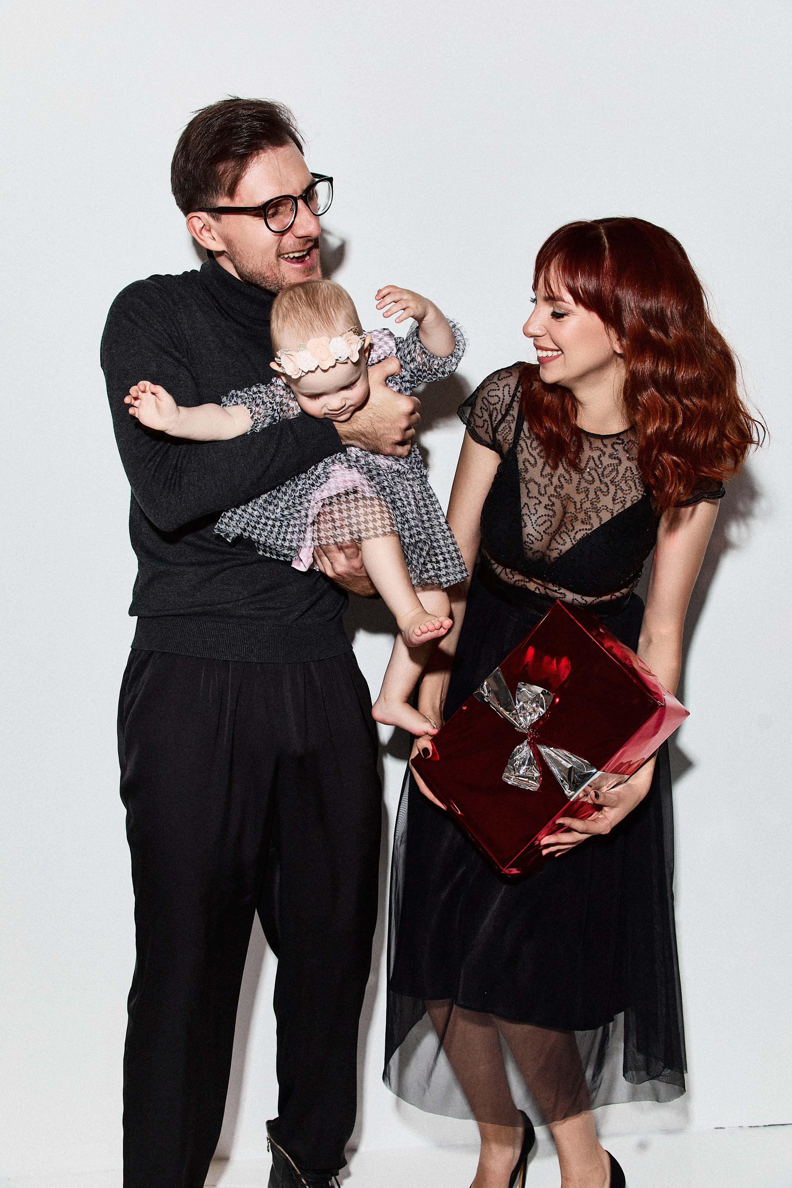 Анонс семейной фотосессии в студии в разных образах. Фотограф в Минске Анна Кучинская