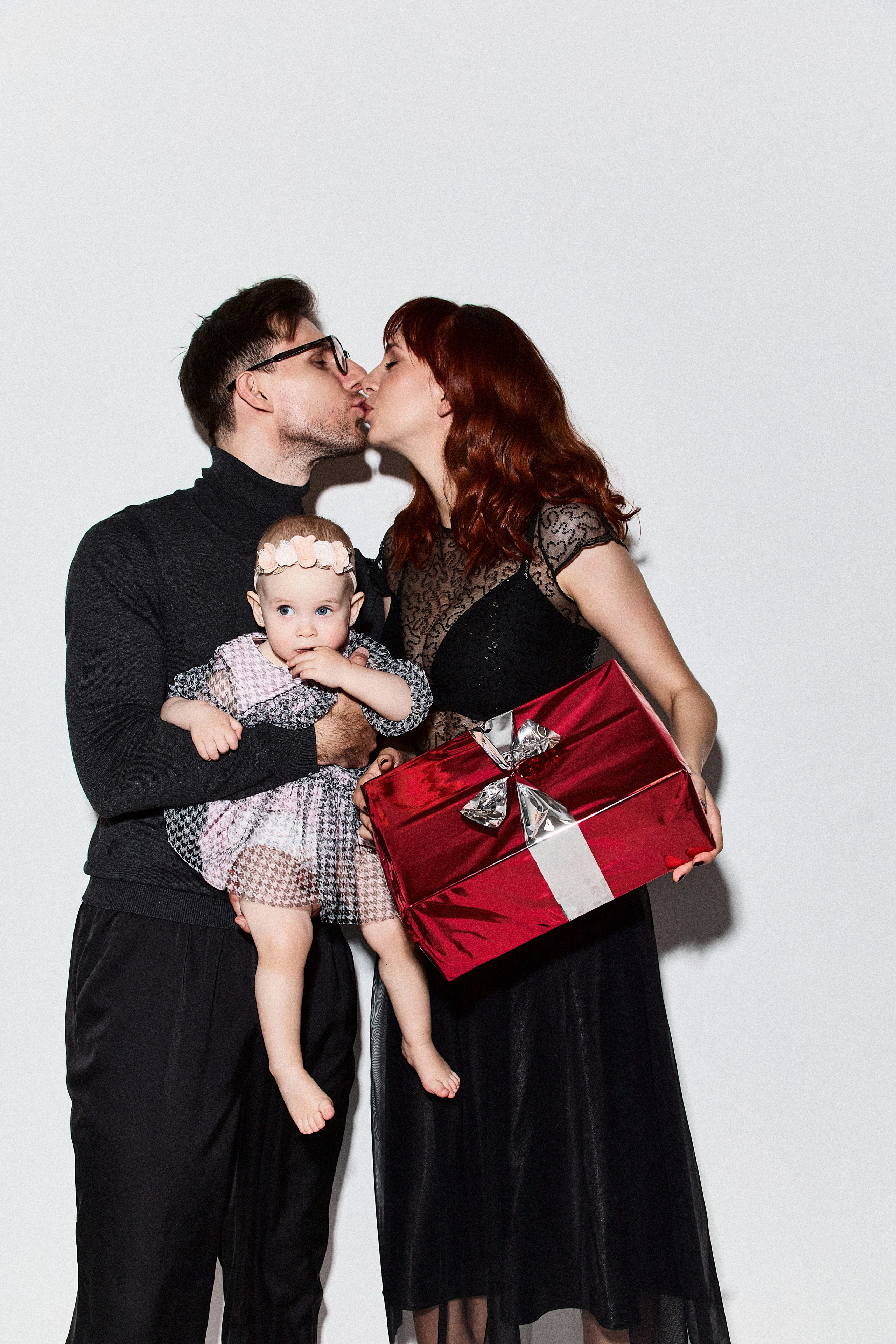 Анонс семейной фотосессии в студии в разных образах. Фотограф в Минске Анна Кучинская