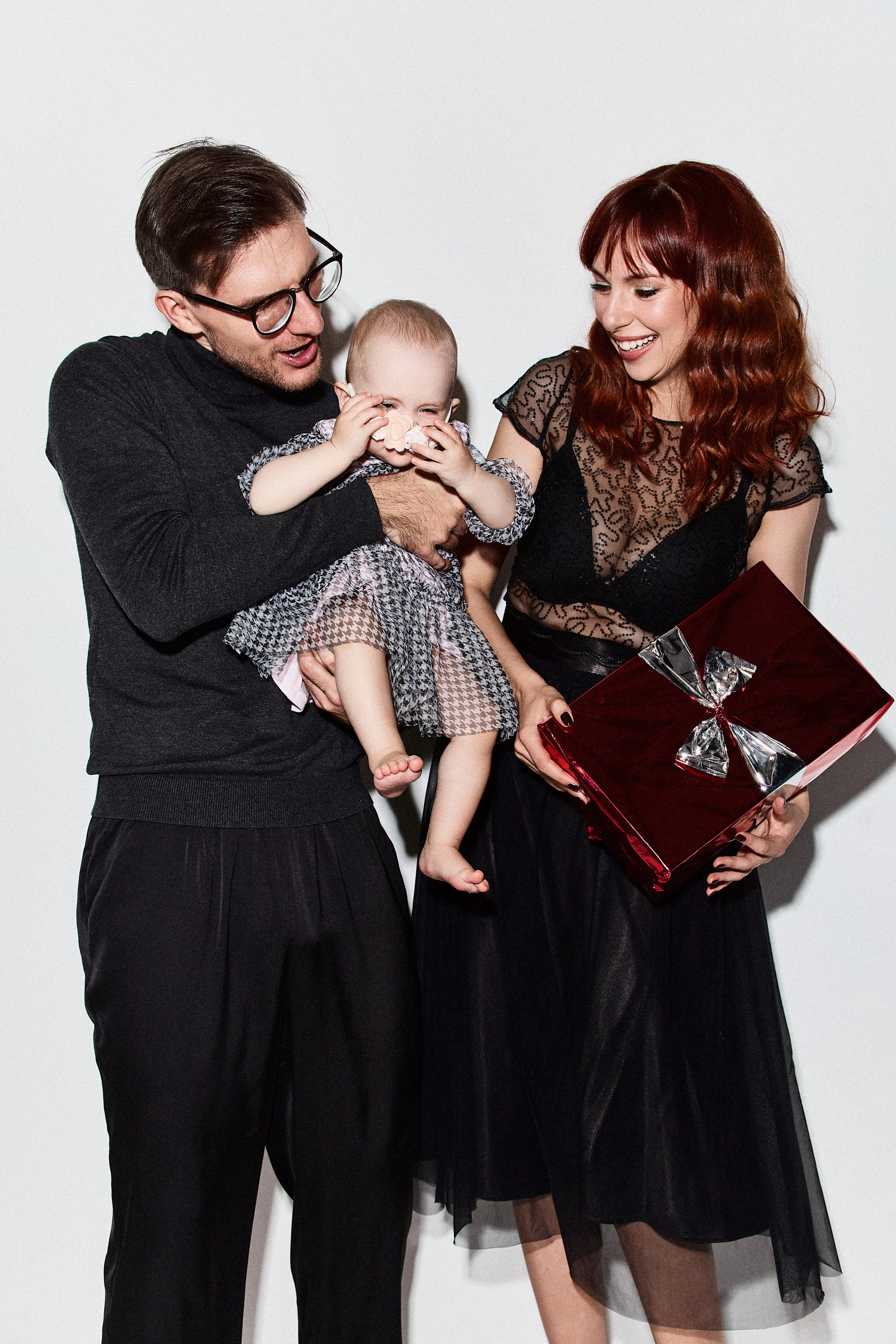 Анонс семейной фотосессии в студии в разных образах. Фотограф в Минске Анна Кучинская