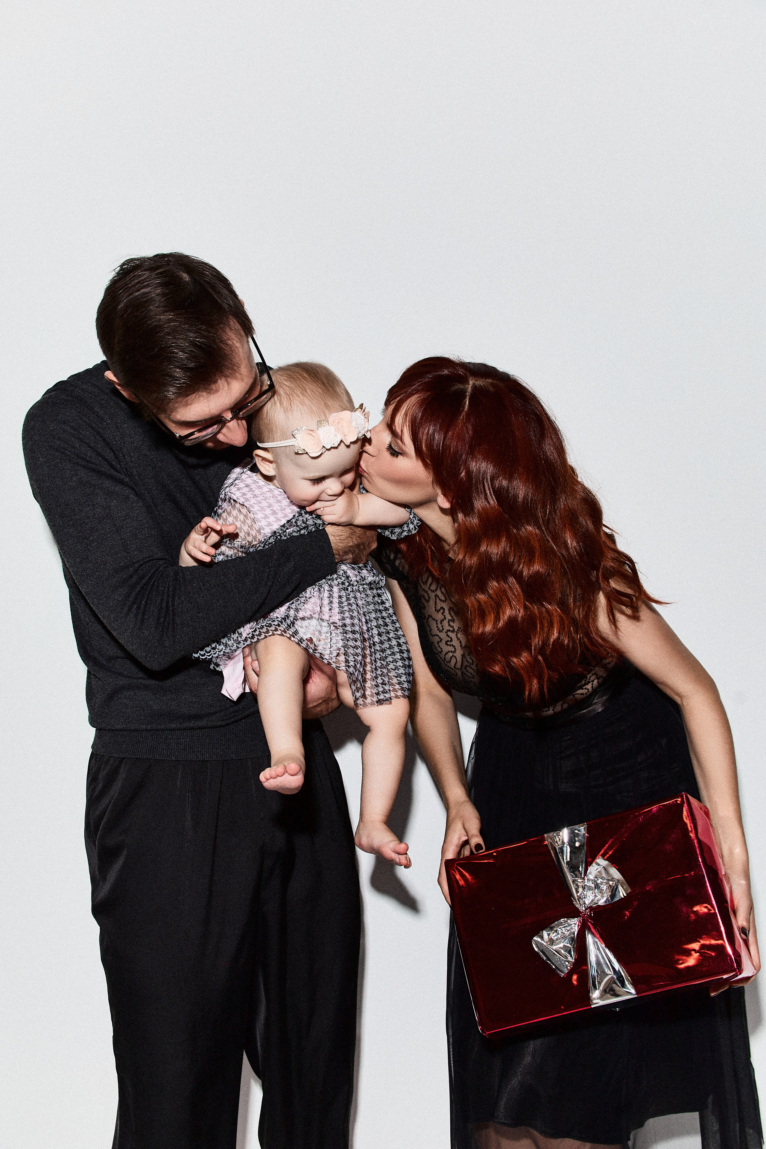 Анонс семейной фотосессии в студии в разных образах. Фотограф в Минске Анна Кучинская