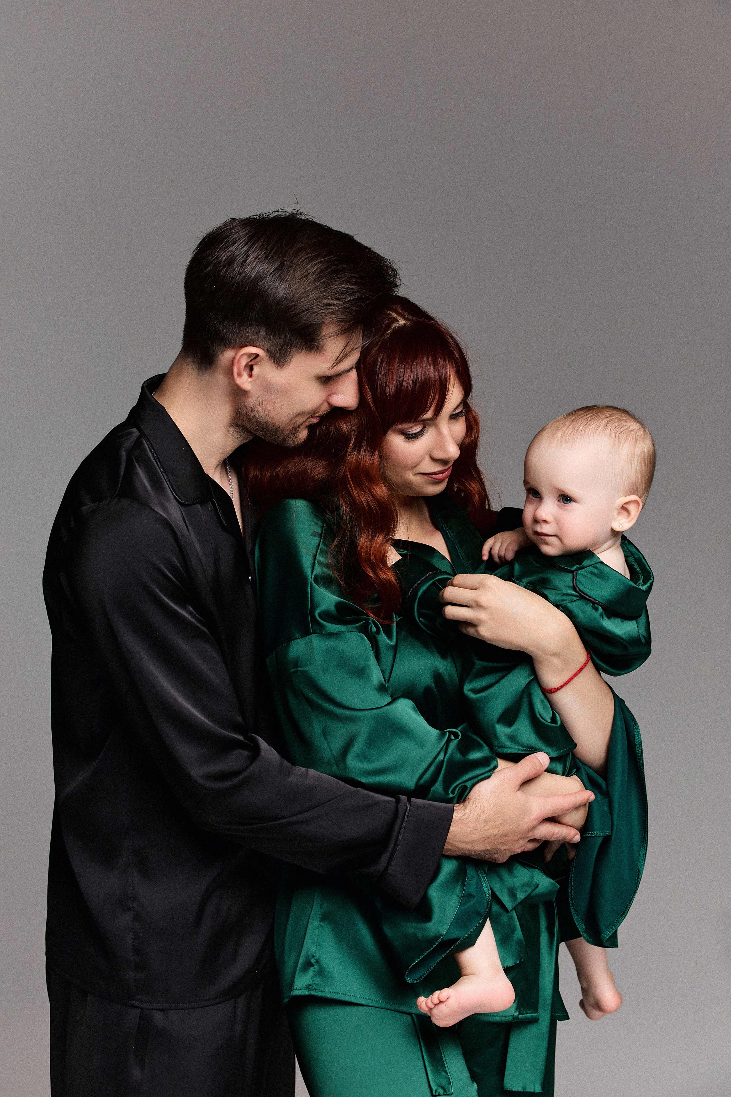 Анонс семейной фотосессии в студии в разных образах. Фотограф в Минске Анна Кучинская